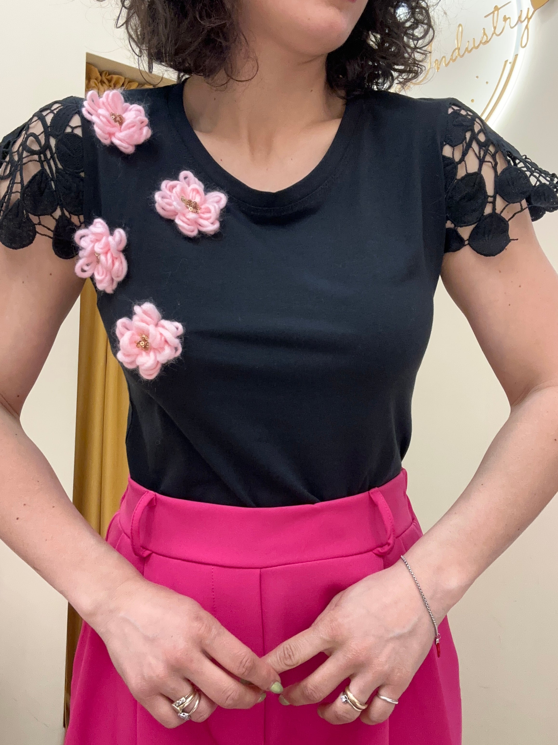 T-shirt nera con fiori ROSA