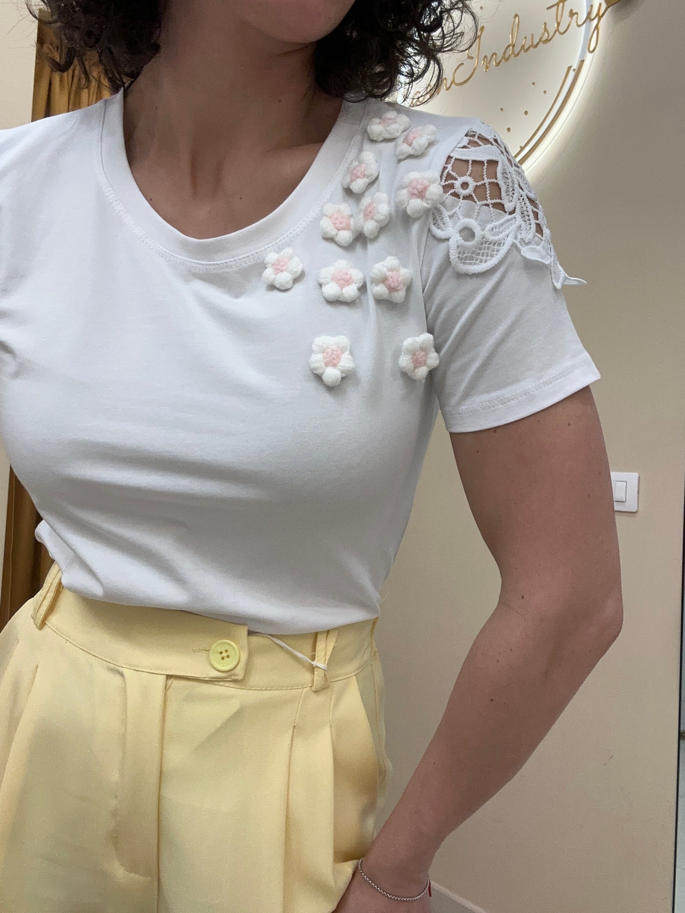 T-shirt fiori e merletto