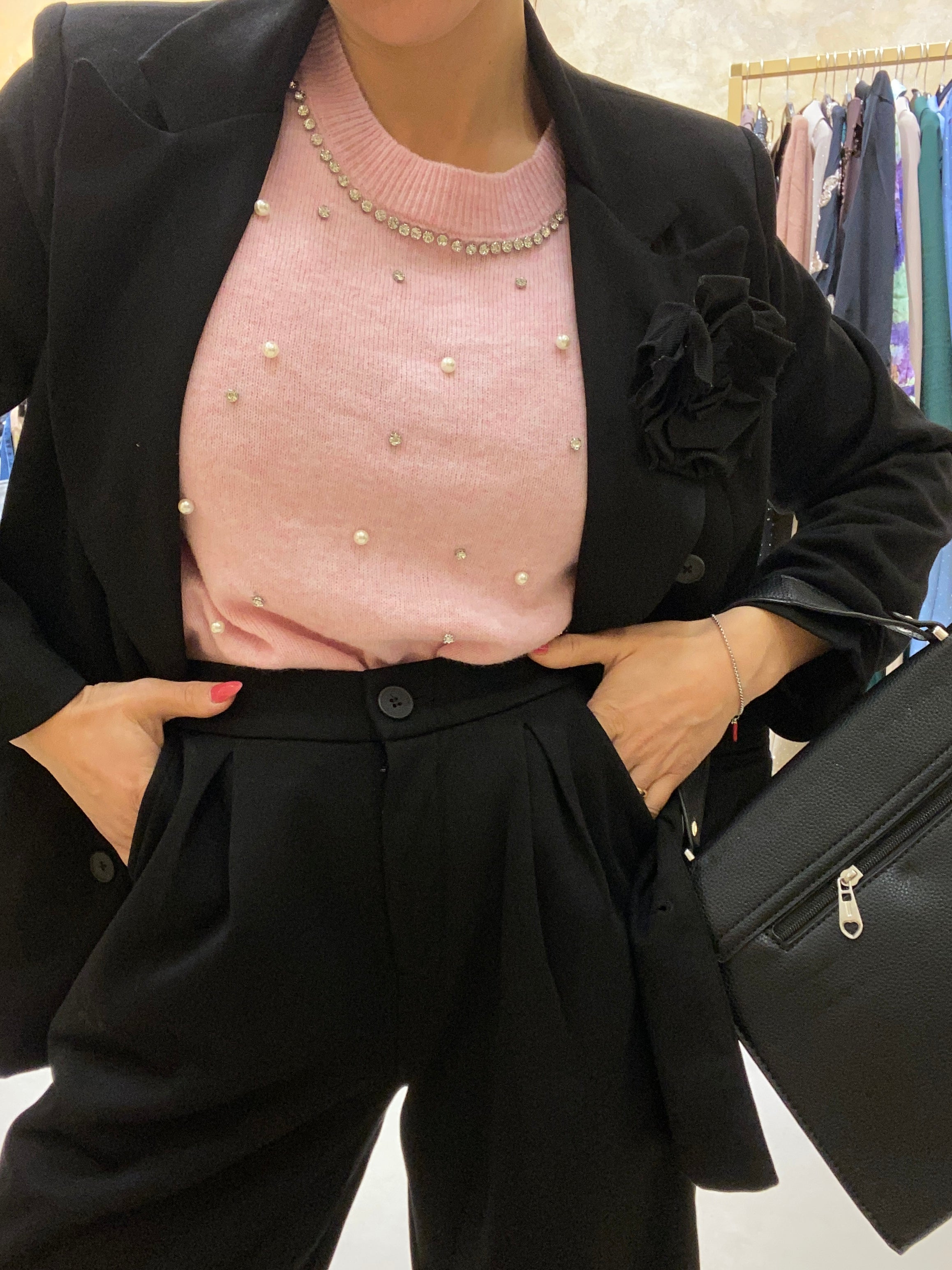 Tailleur tuta con spilla a fiore