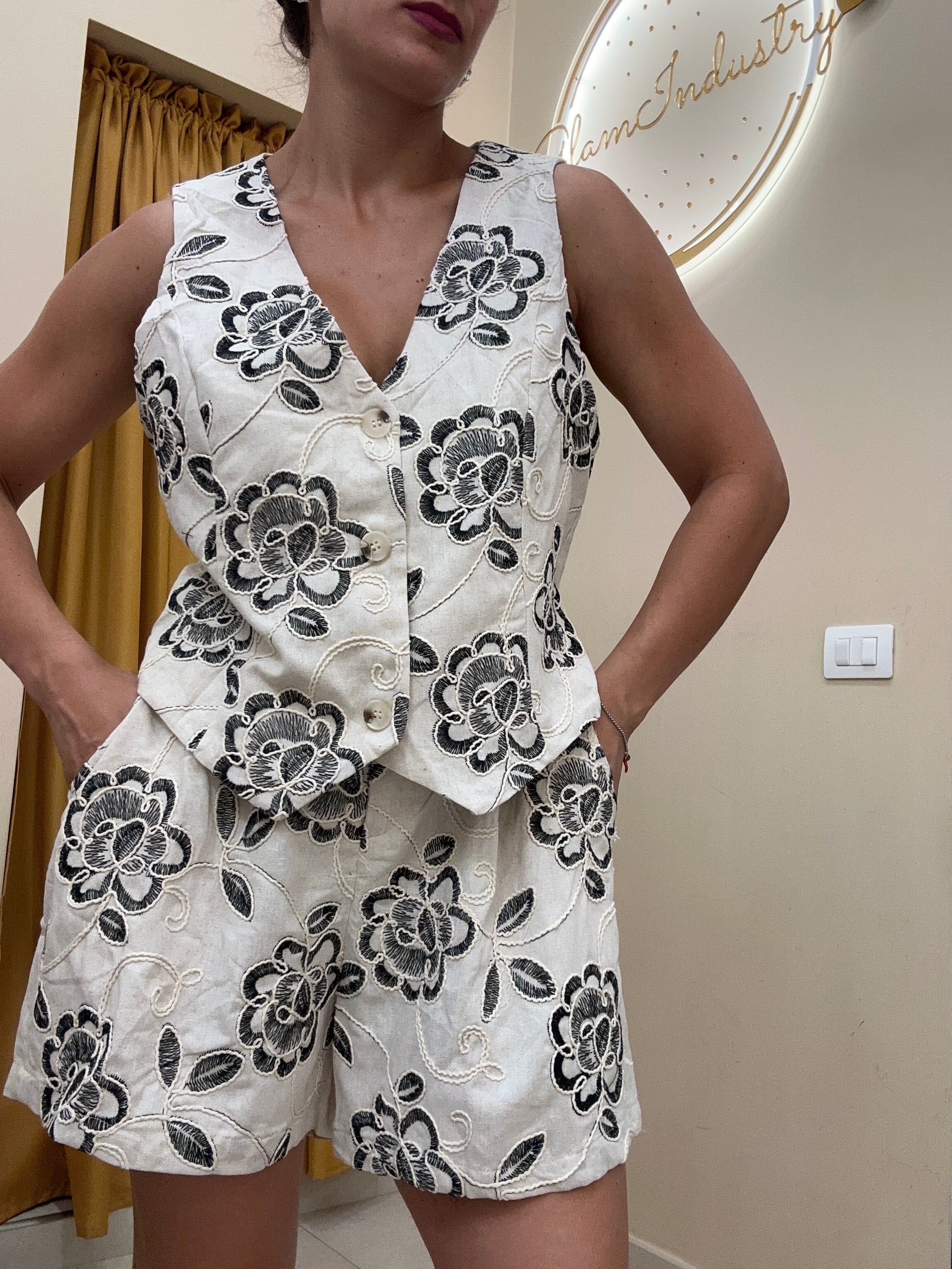 Tailleur panciotto fiori ricamo