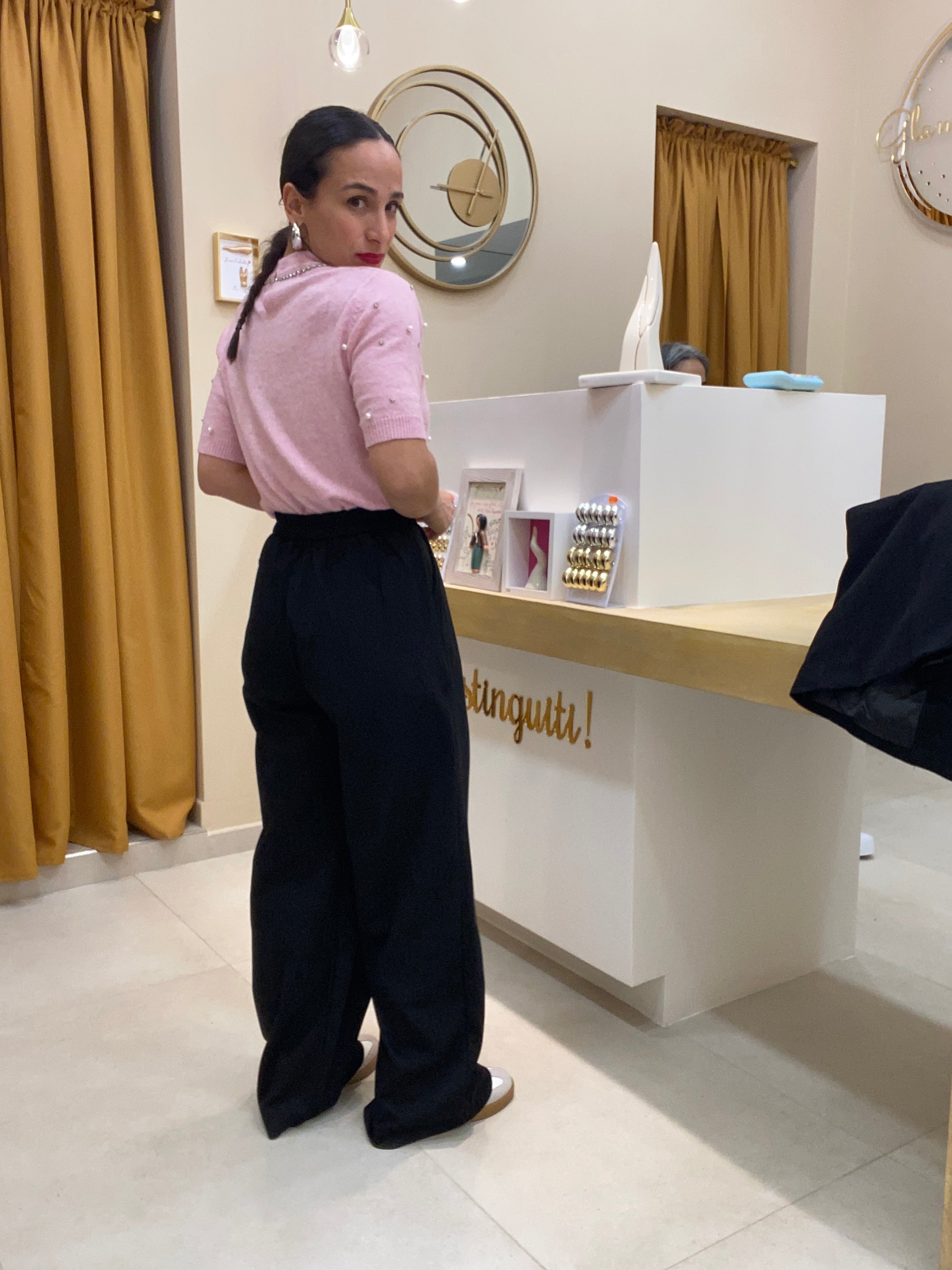 Tailleur tuta con spilla a fiore