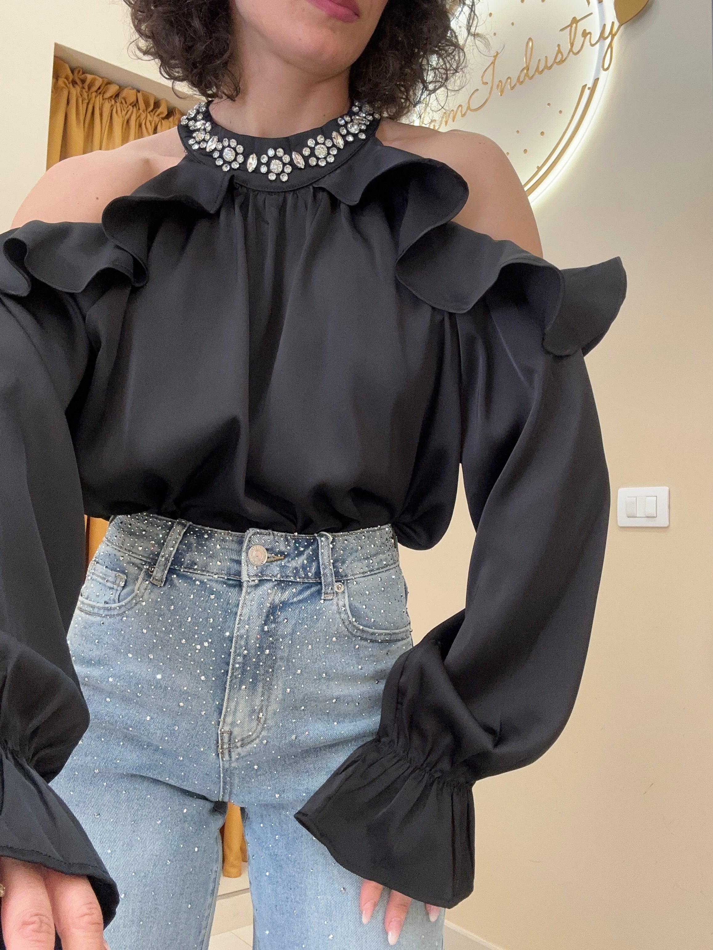 Blusa effetto collana