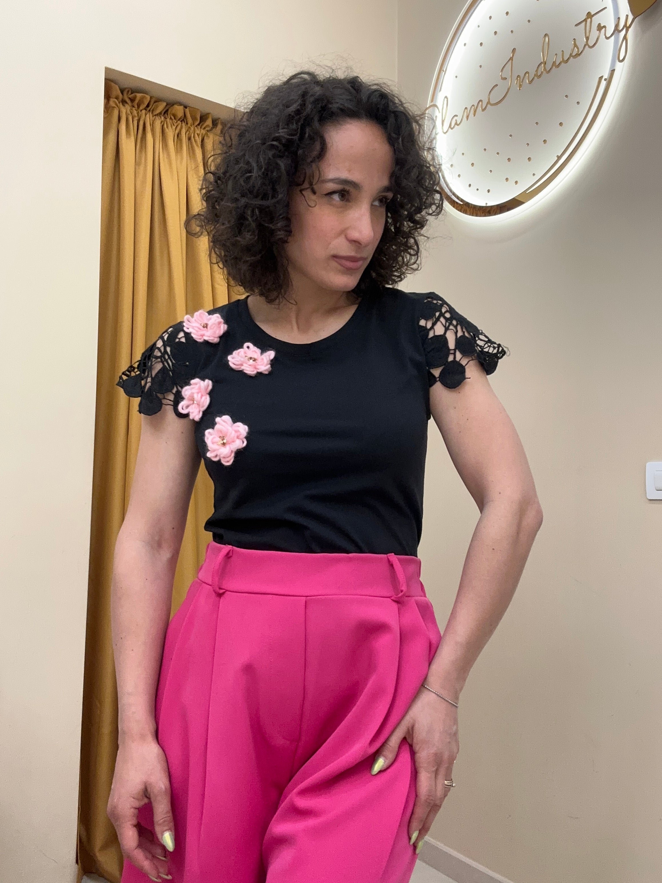 T-shirt nera con fiori ROSA