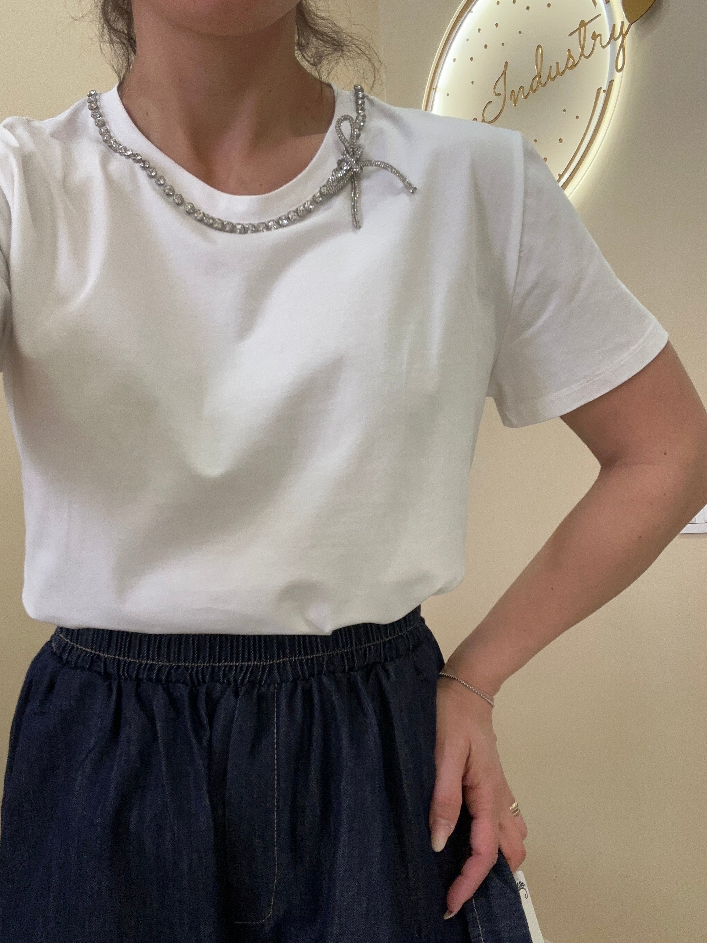 T-shirt collanina e fiocco