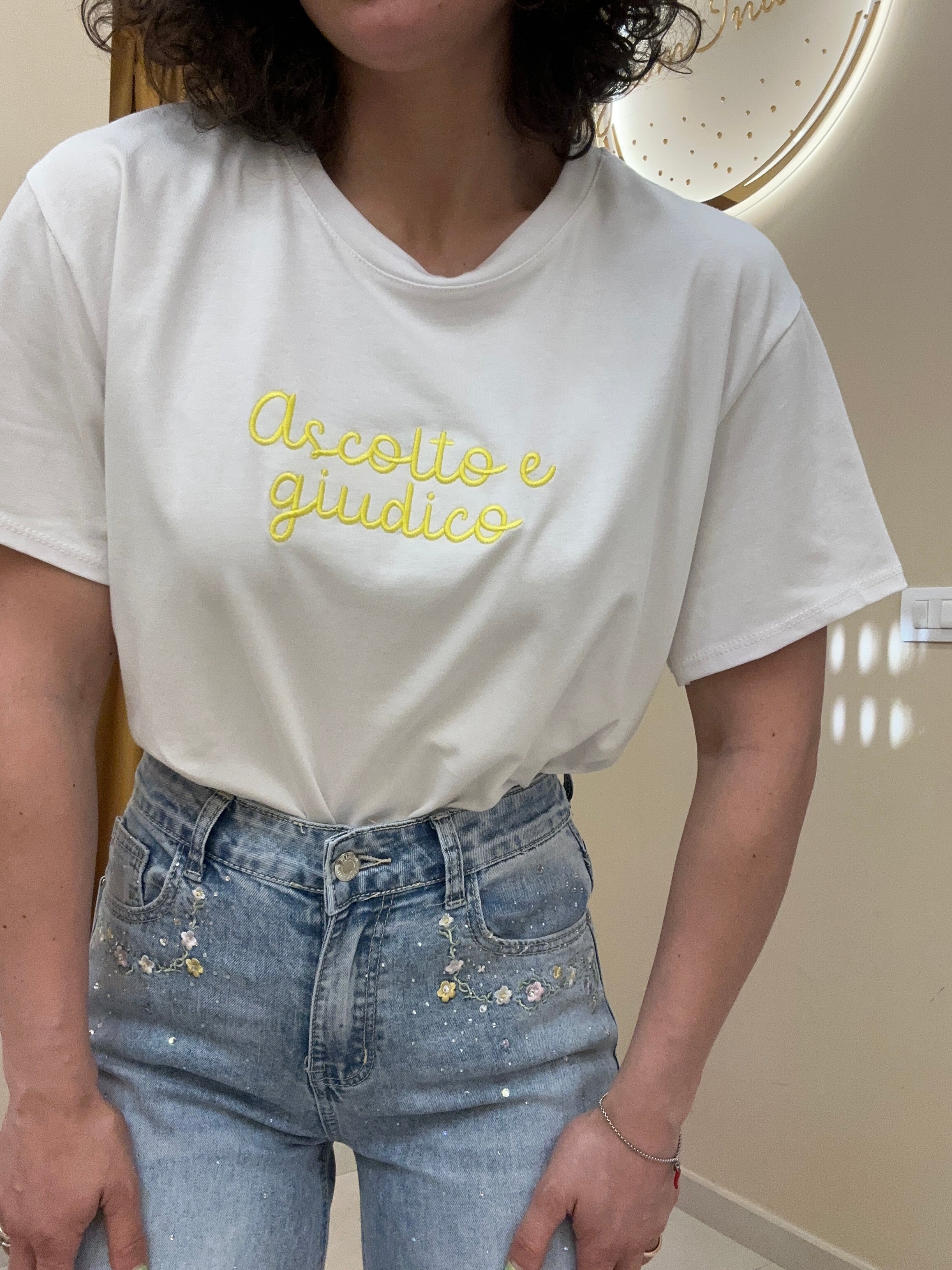 T-Shirt “ascolto e giudico “ gialla