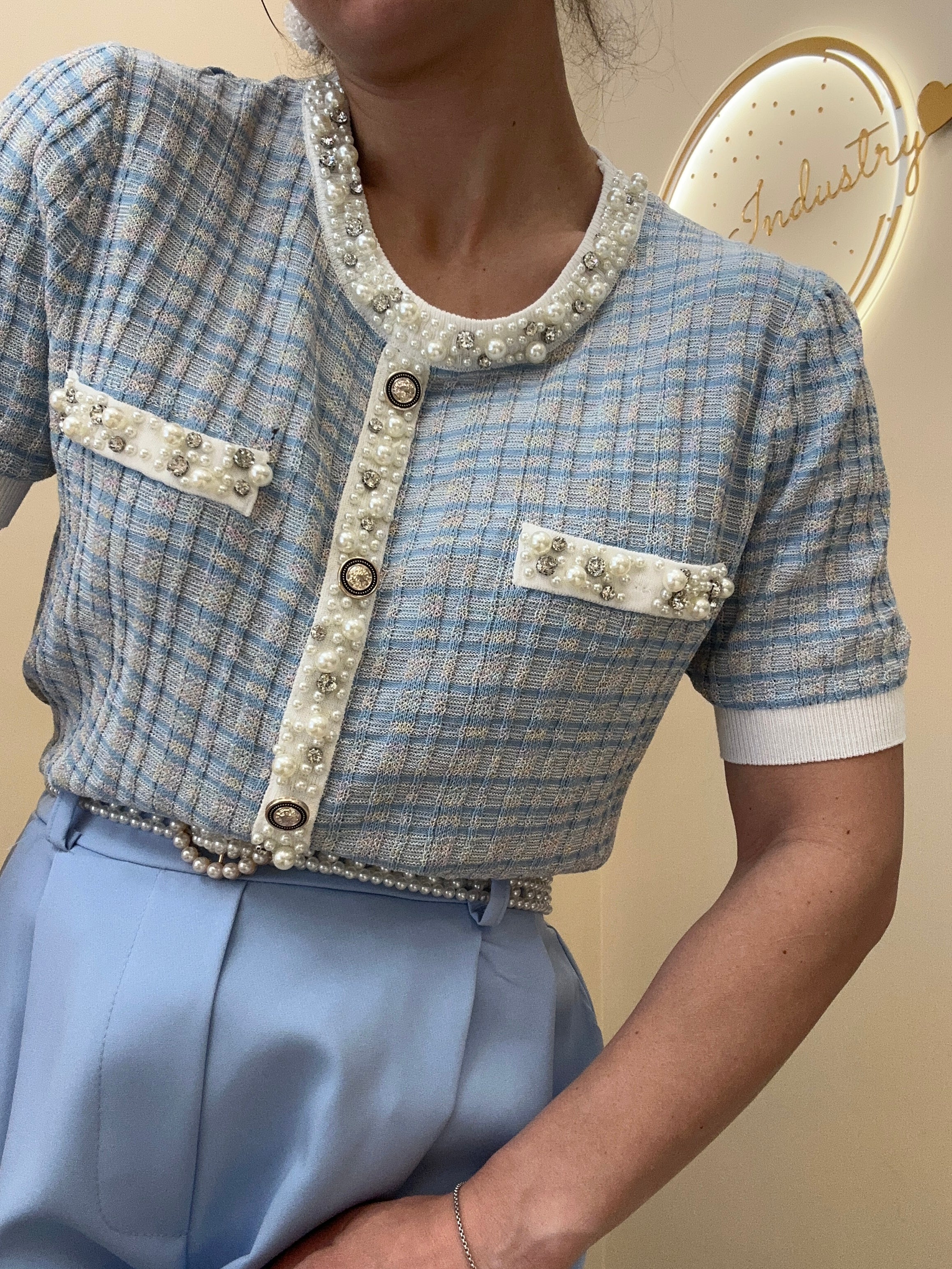 Maglia Celeste bonbon filo leggera con applicazioni