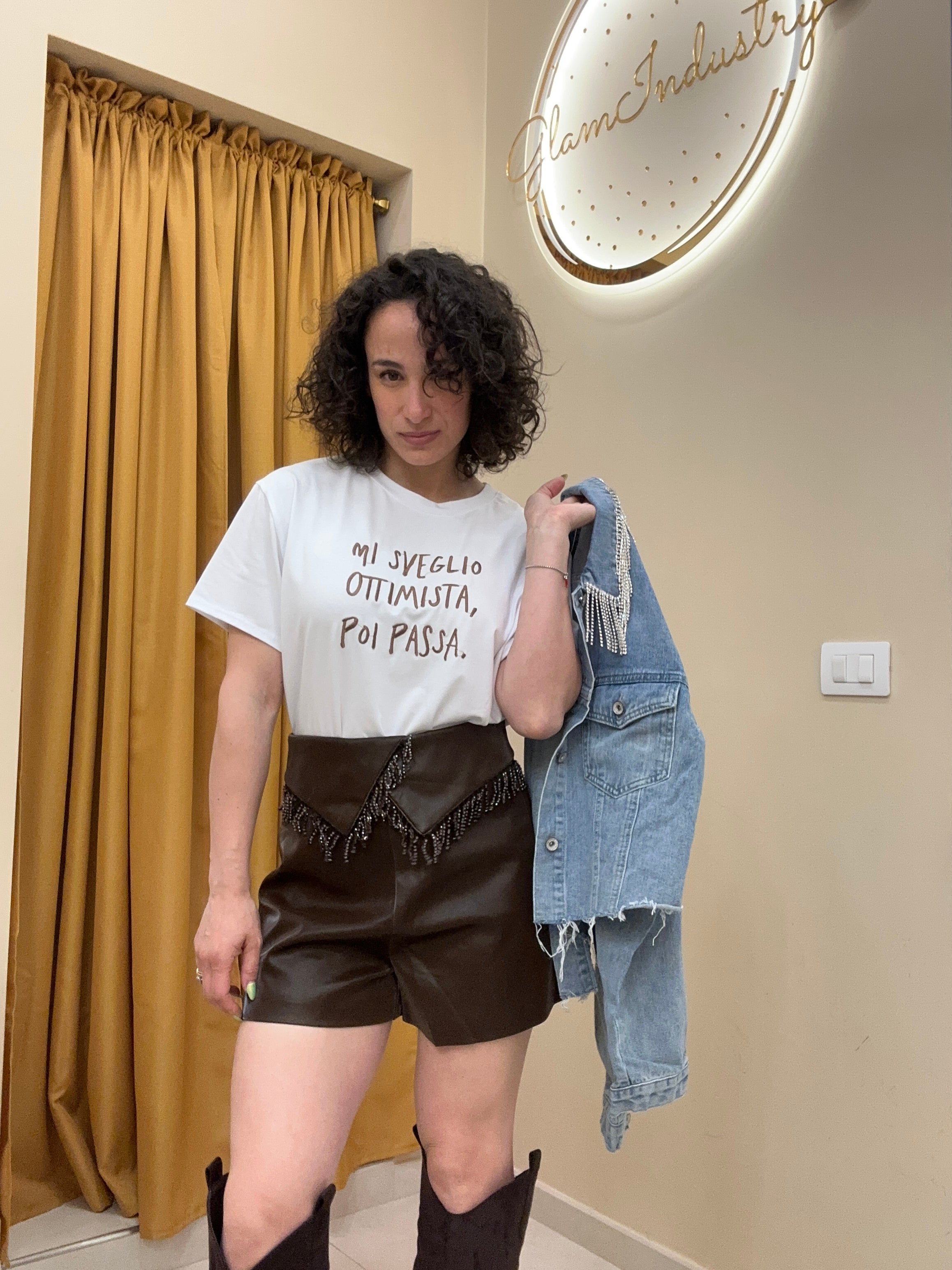 T-Shirt “ mi sveglio ottimista poi passa” marrone