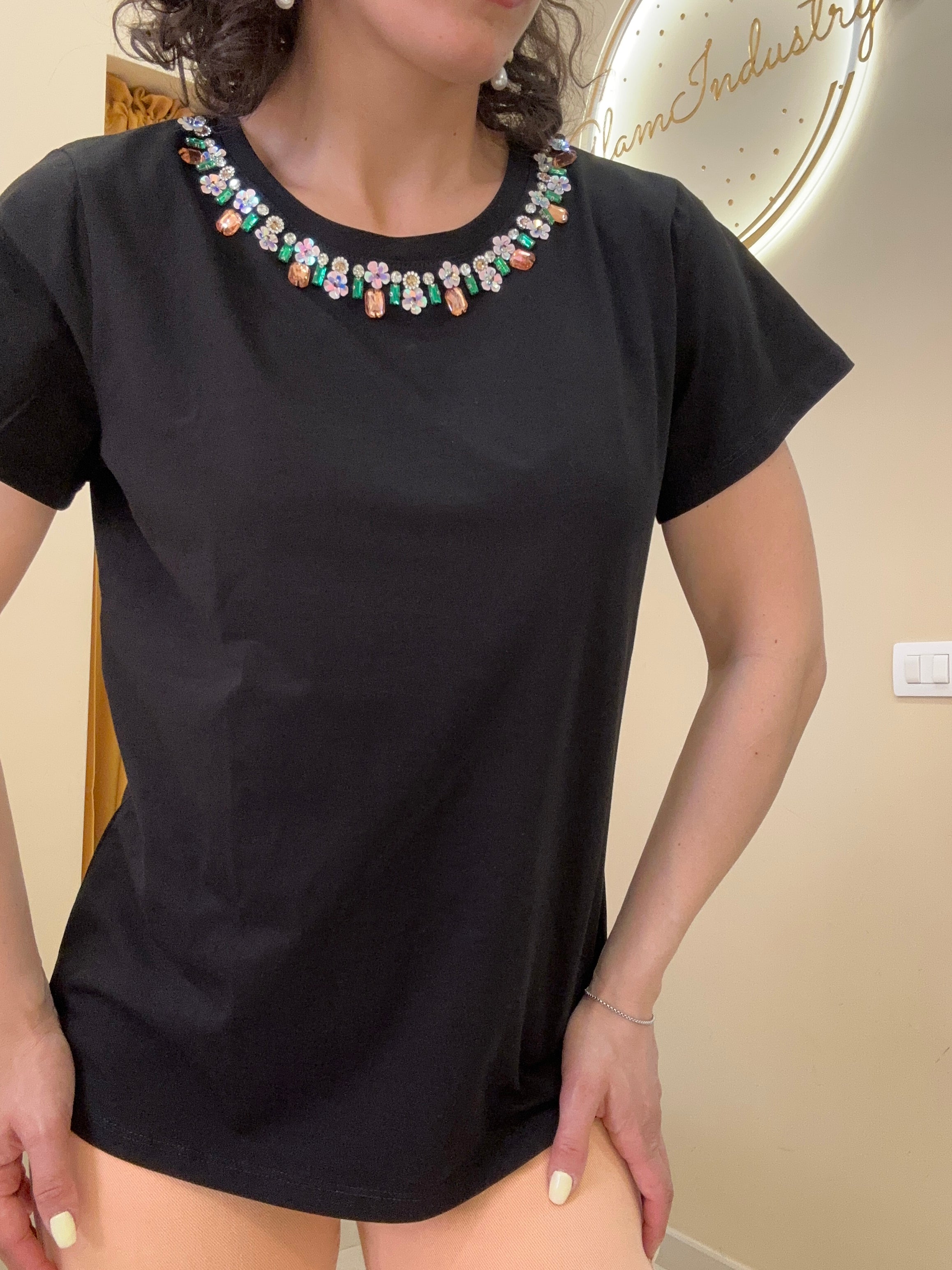 T-shirt collana particolare
