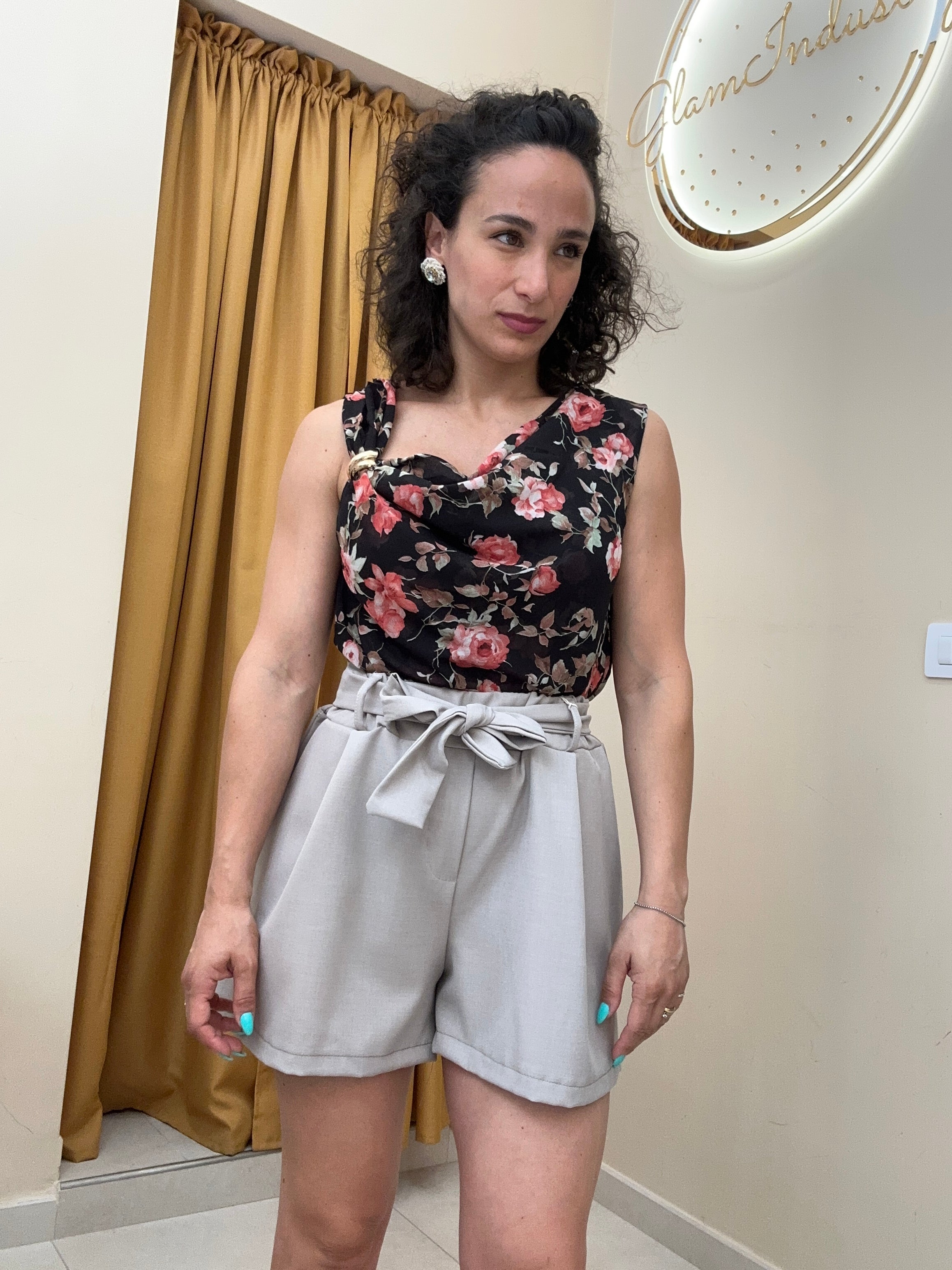 Short elastico in vita con fiocco