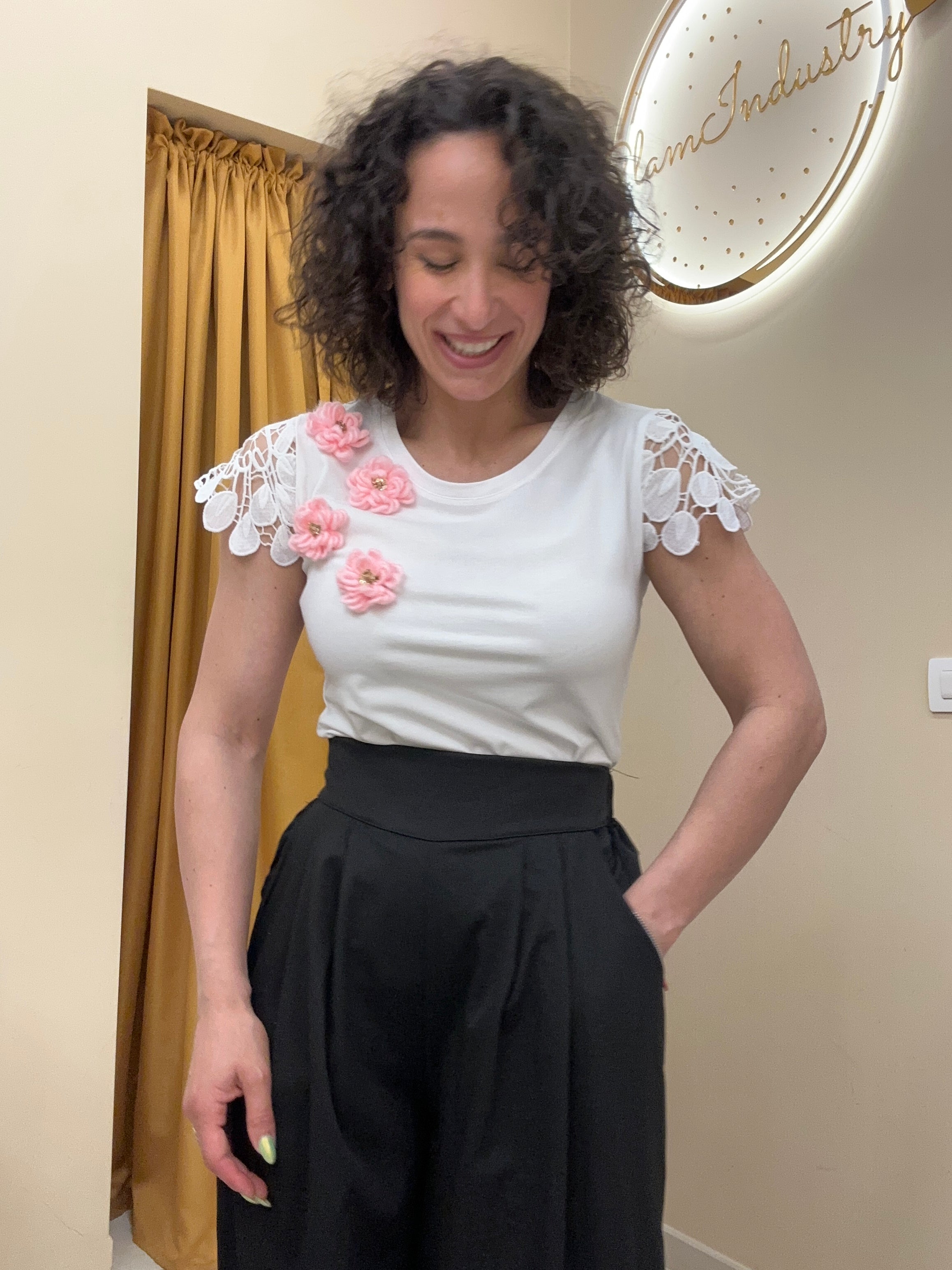T-shirt bianca con fiori ROSA