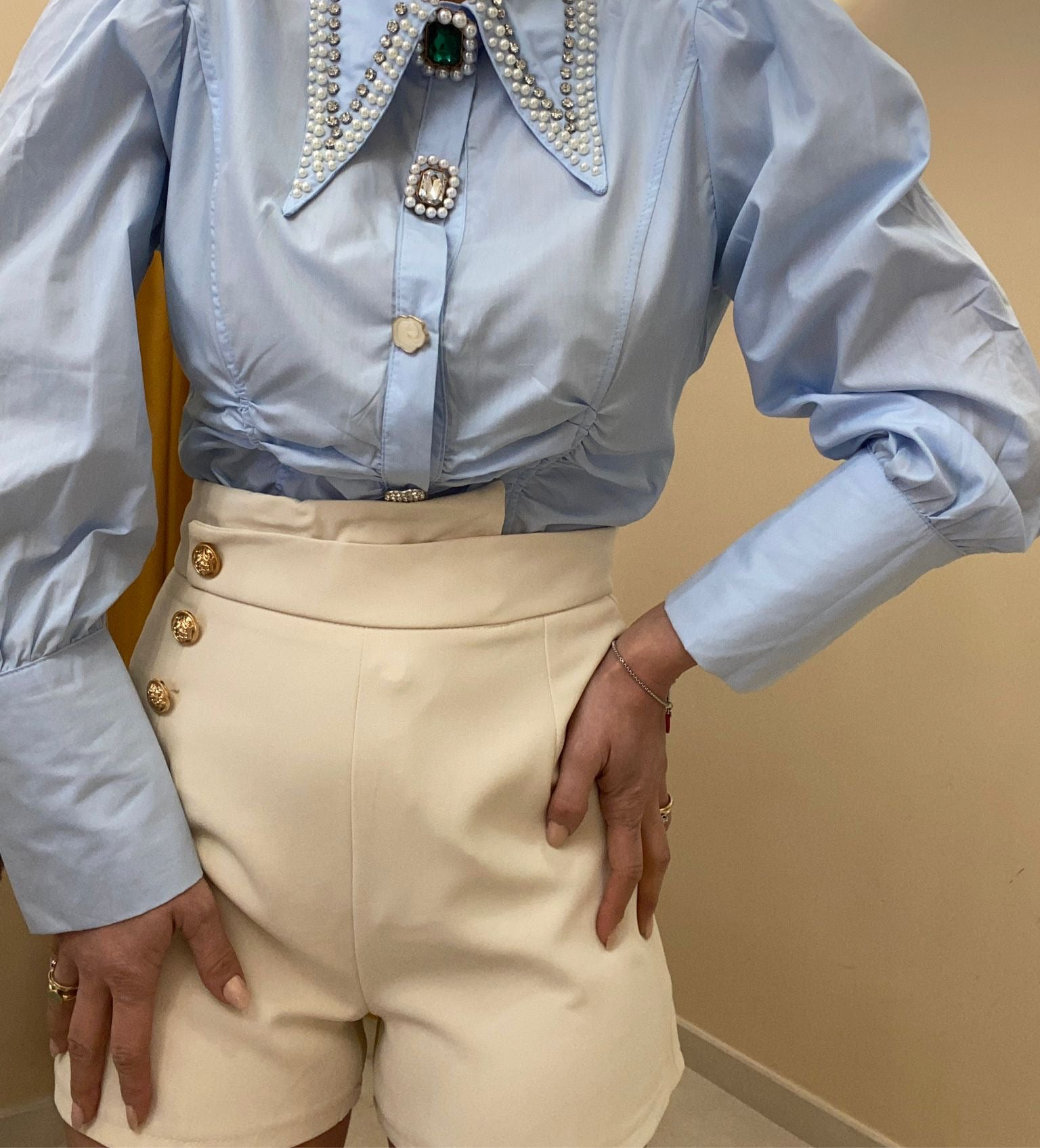 Short beige bottoncini oro