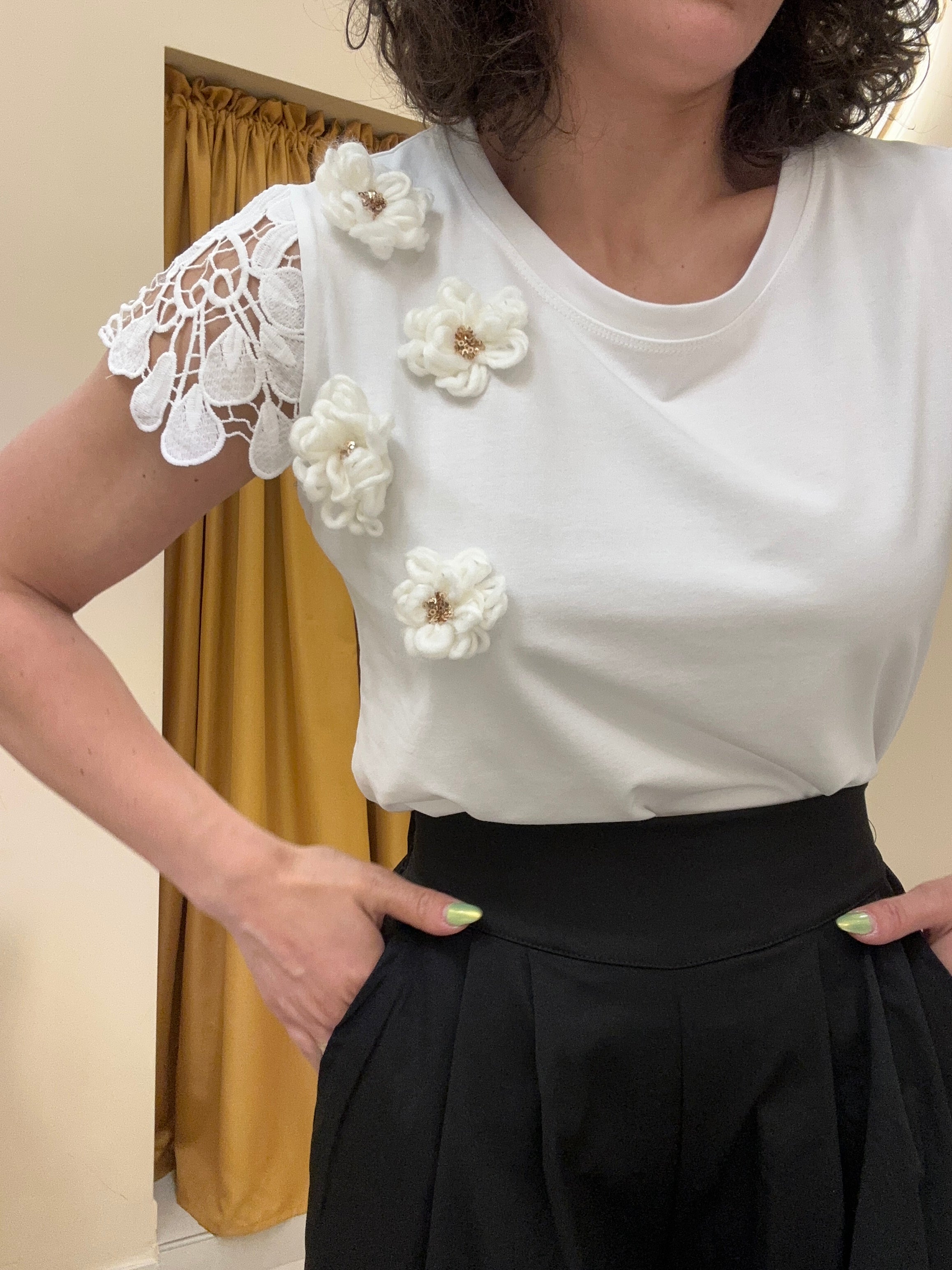 T-shirt bianca con fiori bianchi