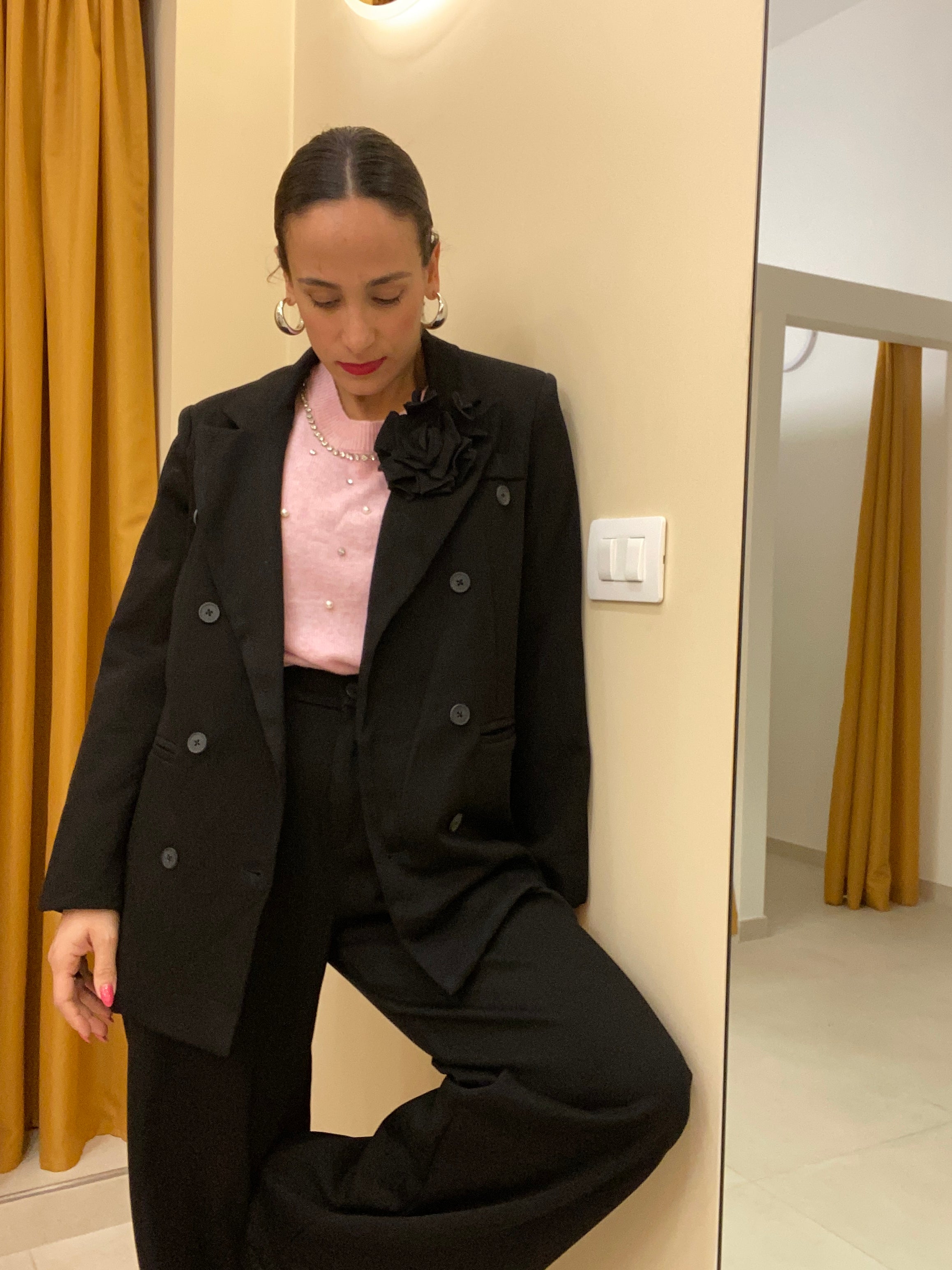 Tailleur tuta con spilla a fiore