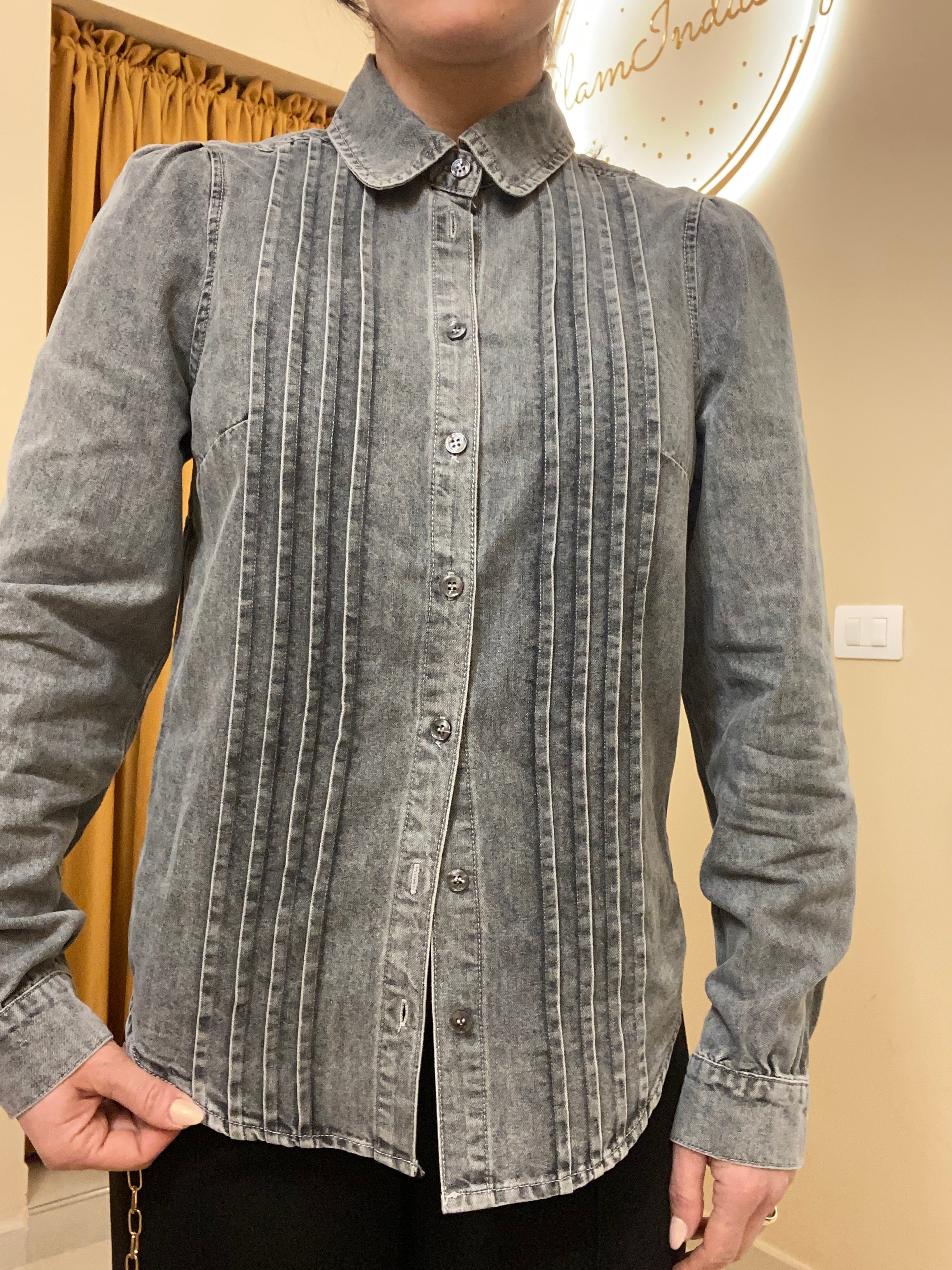 Camicia nera dettaglio con riprese