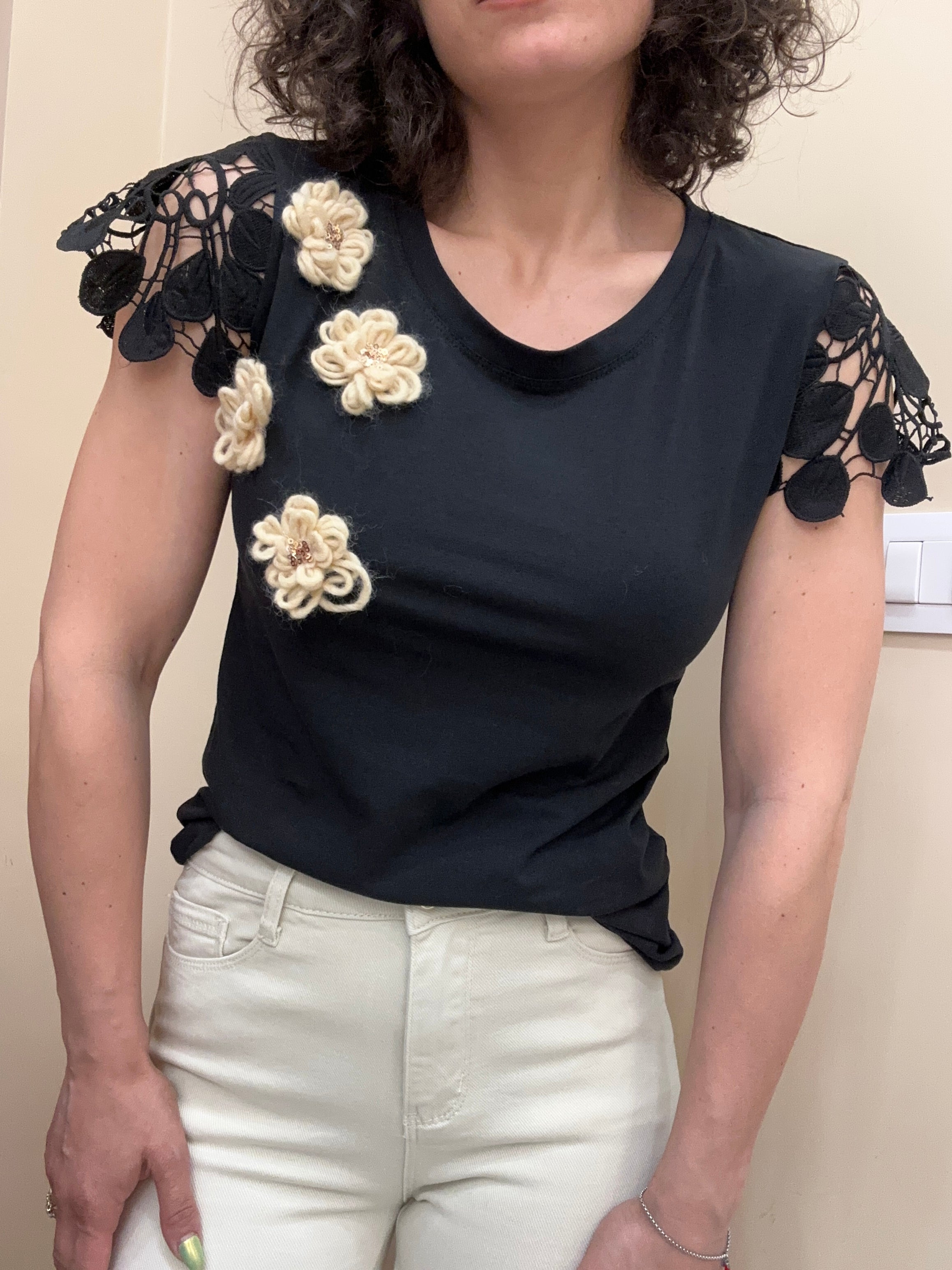 T-shirt nera con fiori BEIGE