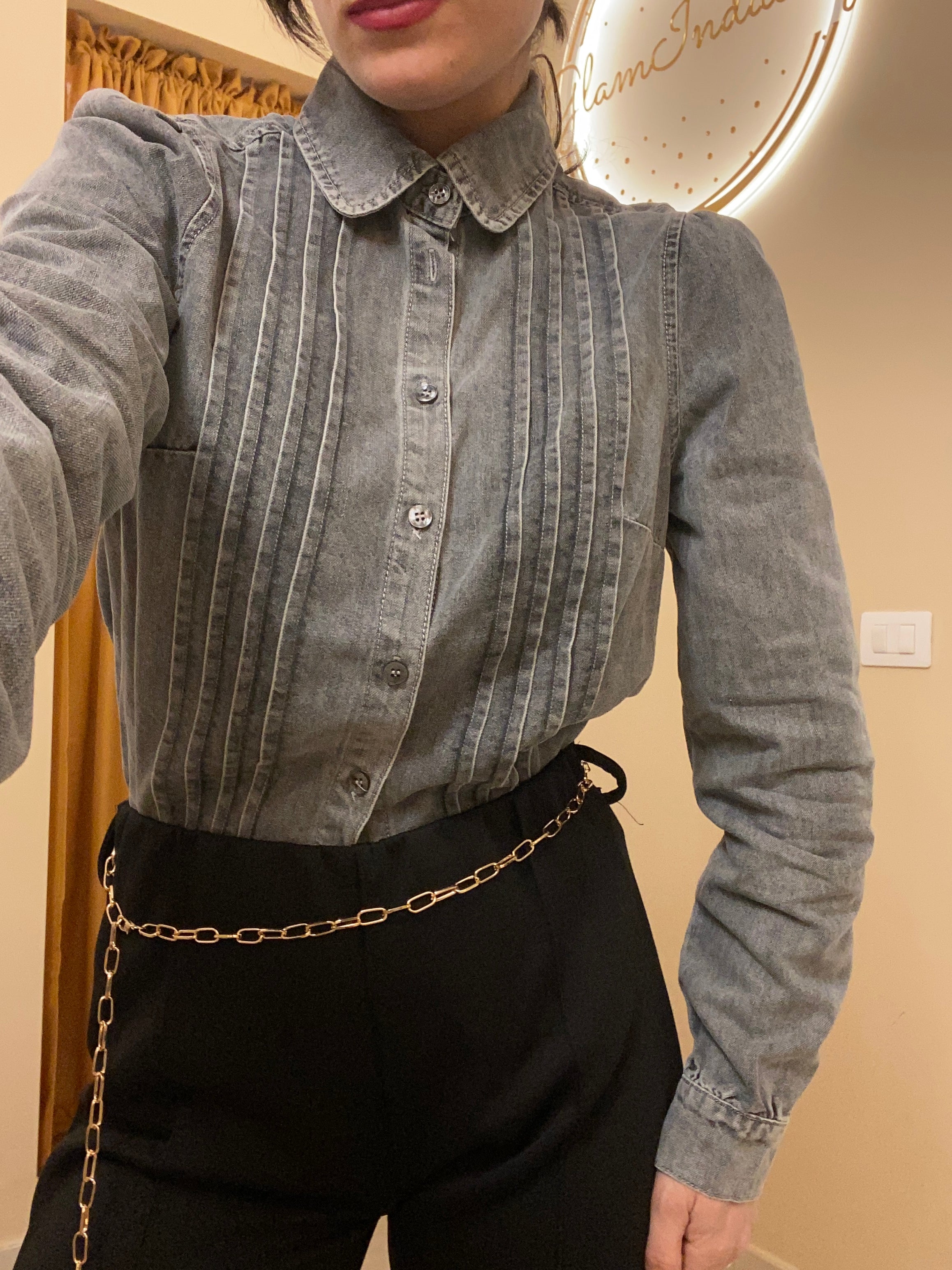 Camicia nera dettaglio con riprese