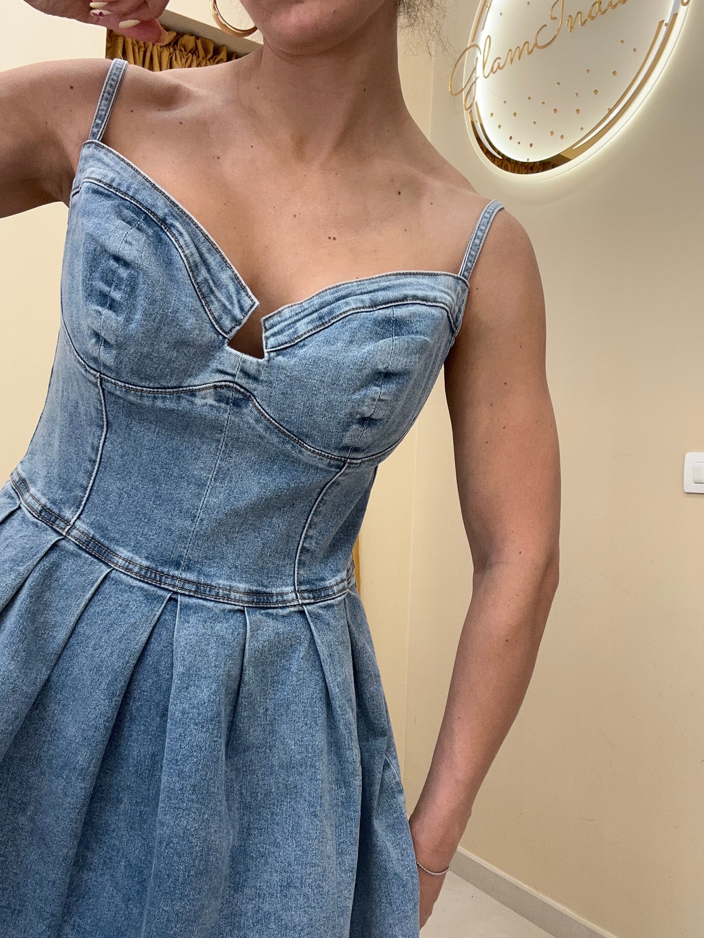 Abito in denim scollatura particolare