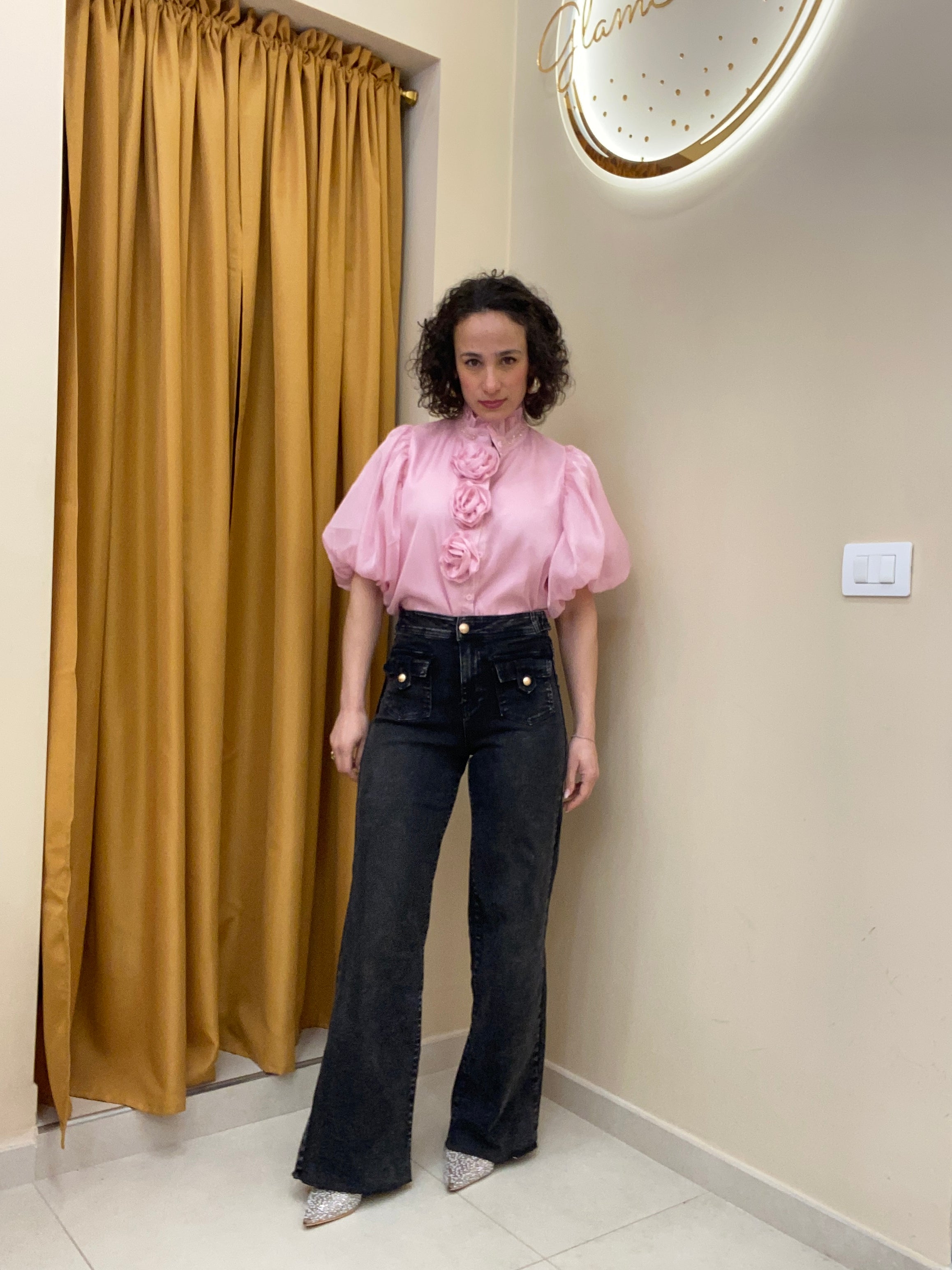 Denim nero e bottoni oro