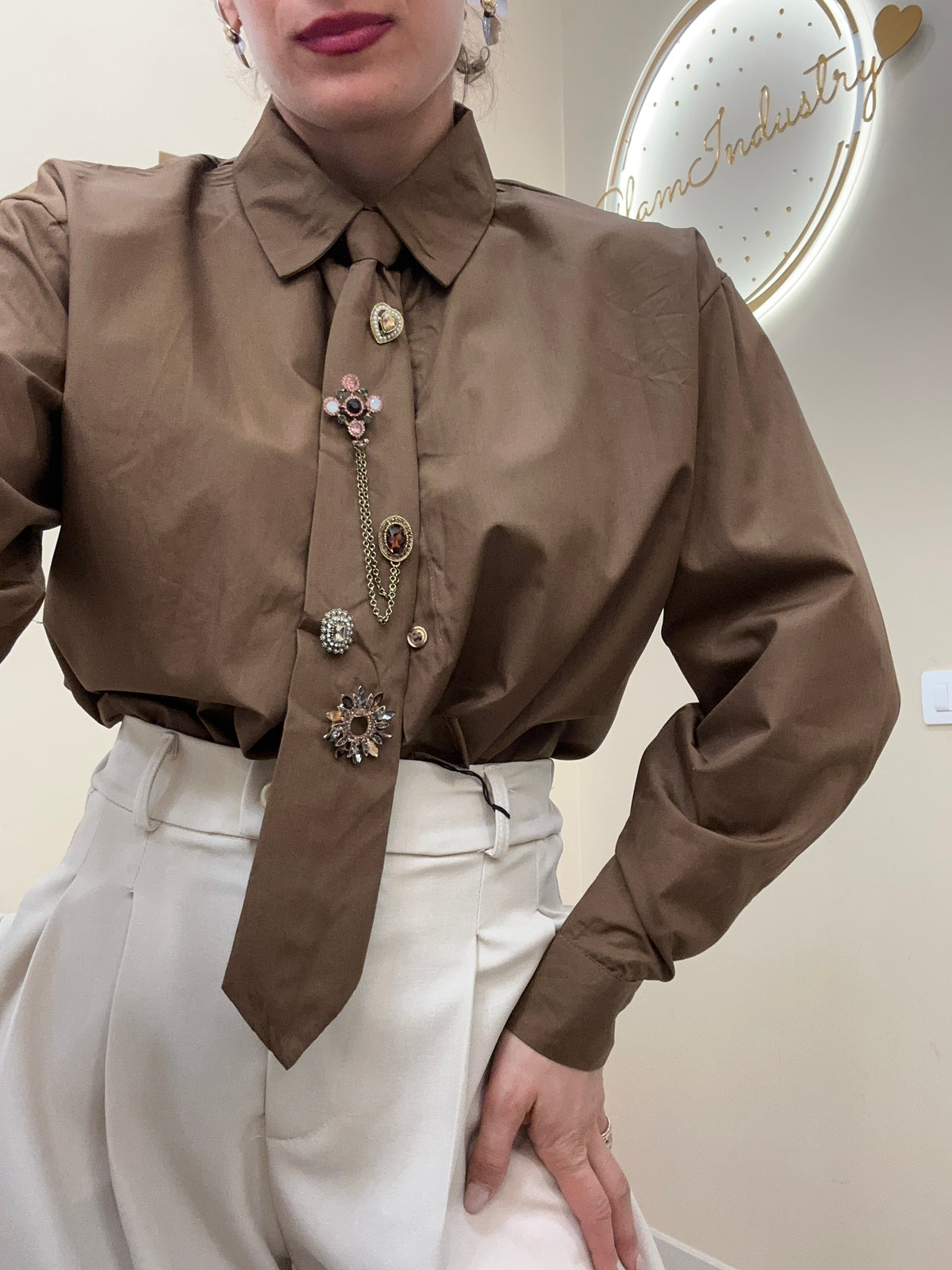 Camicia cravatta particolare