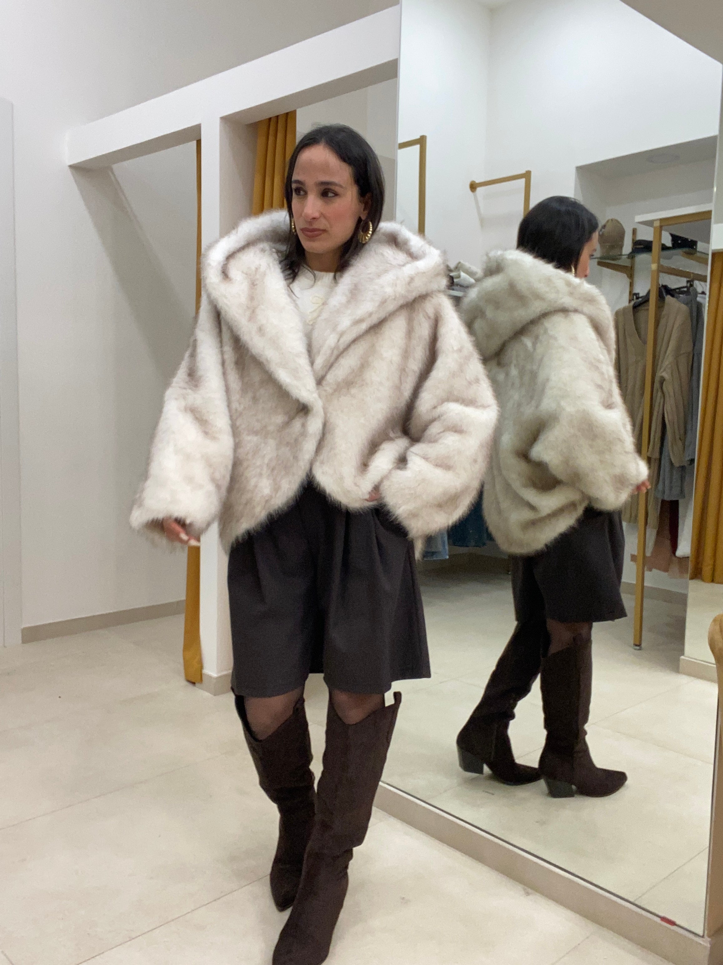 Ecopelliccia asimmetrica con cappuccio