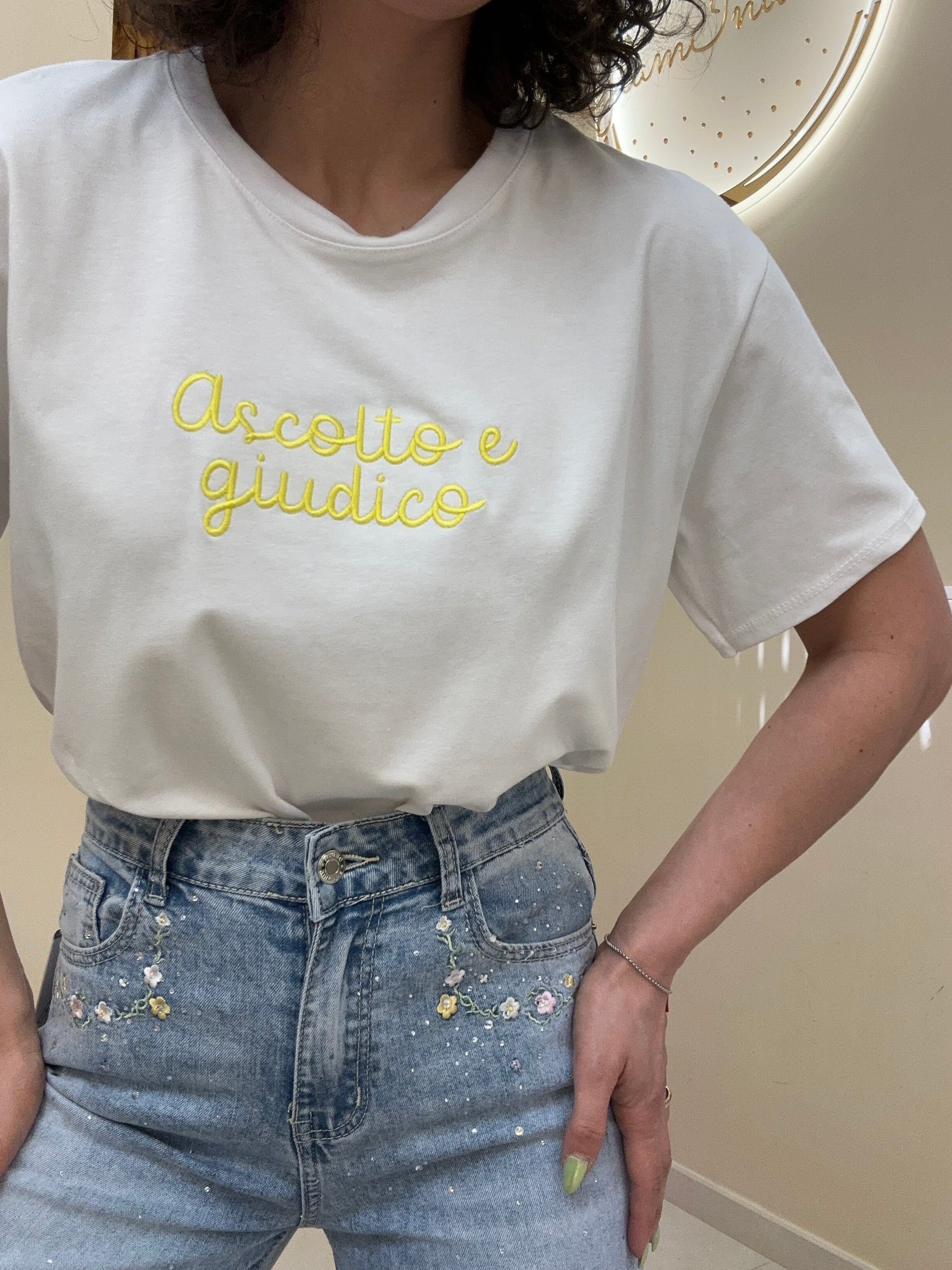 T-Shirt “ascolto e giudico “ gialla