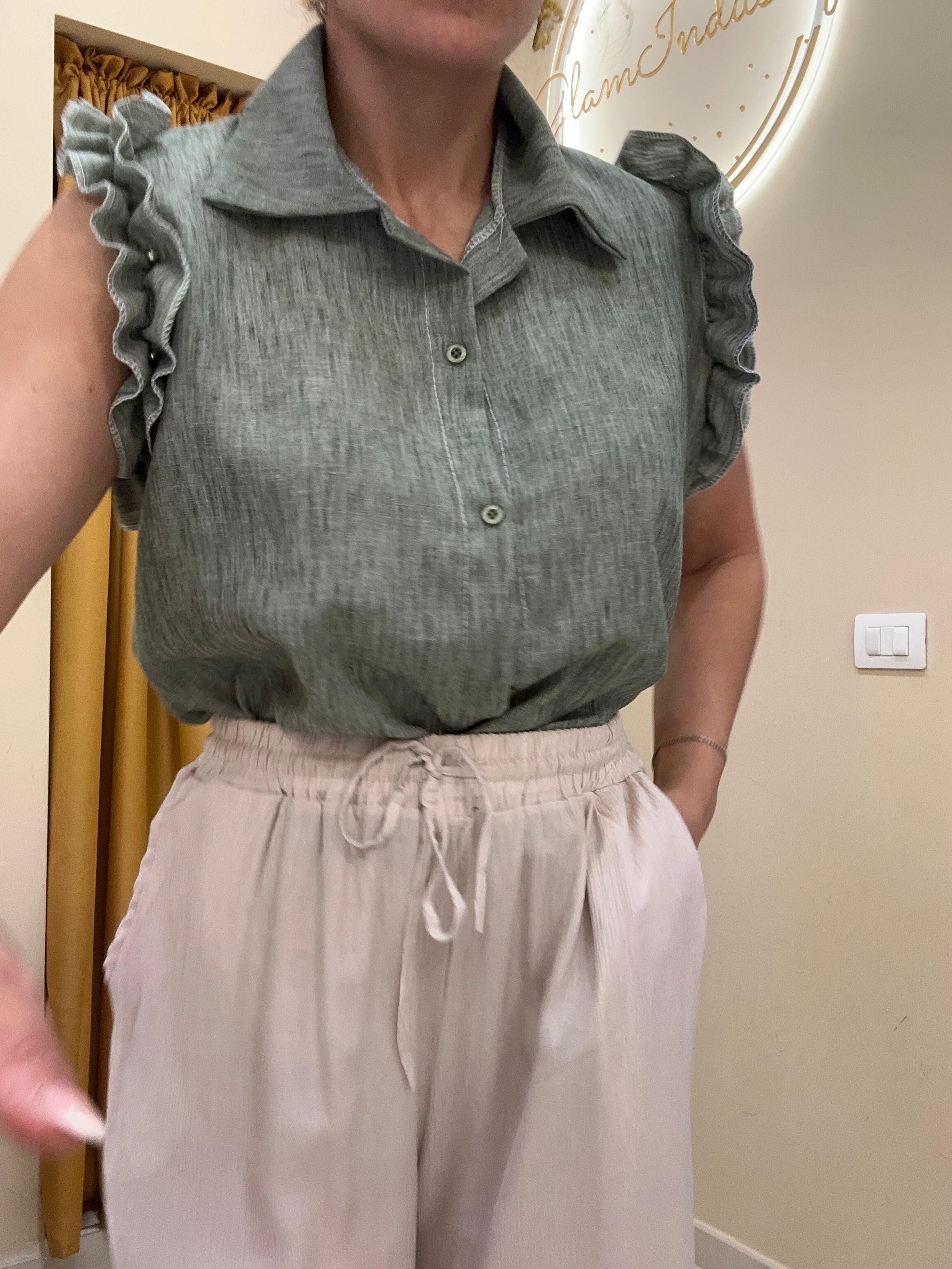 Camicia rouches e borchie sulle spalle