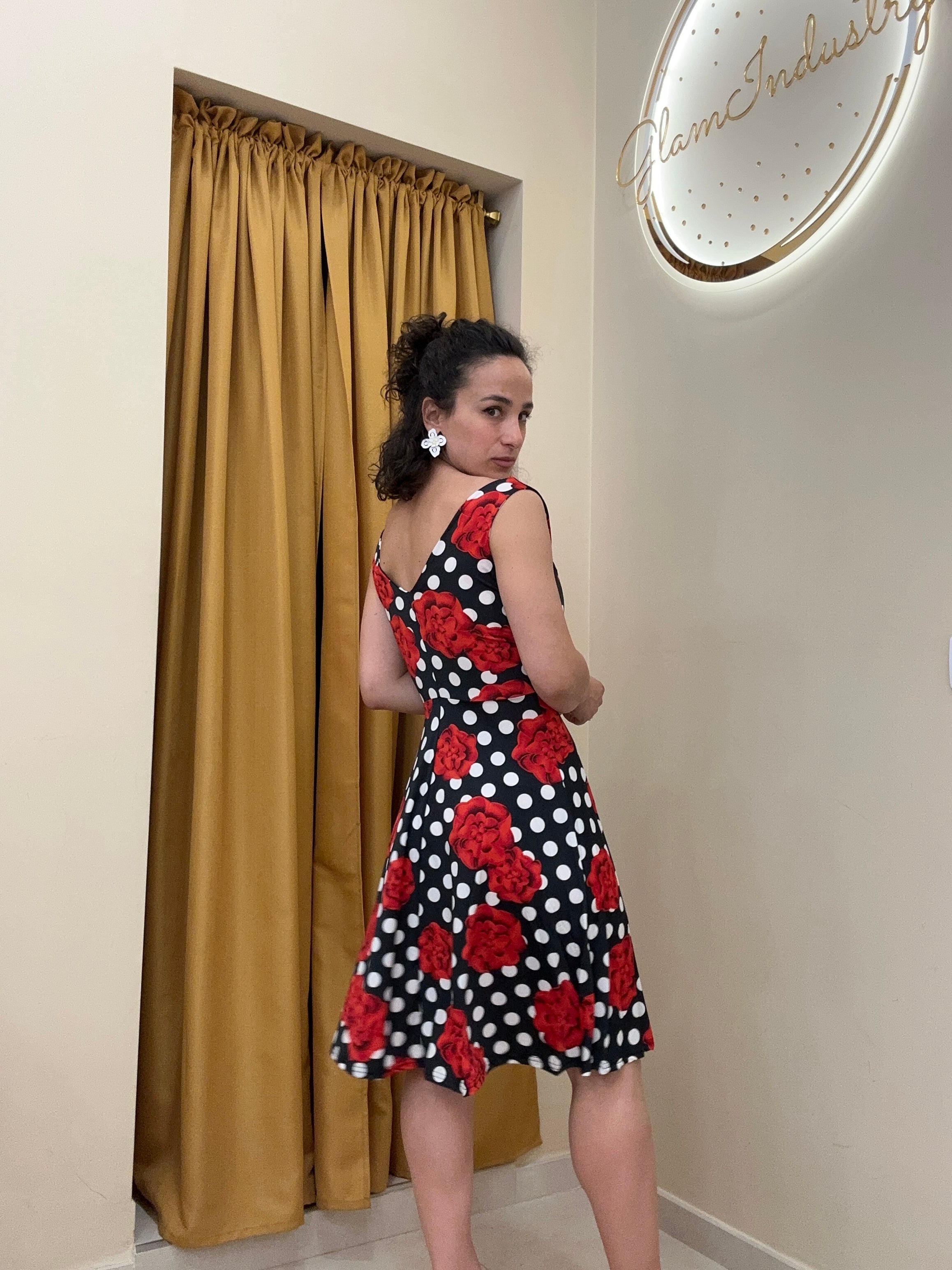 Abito rose rosse e pois