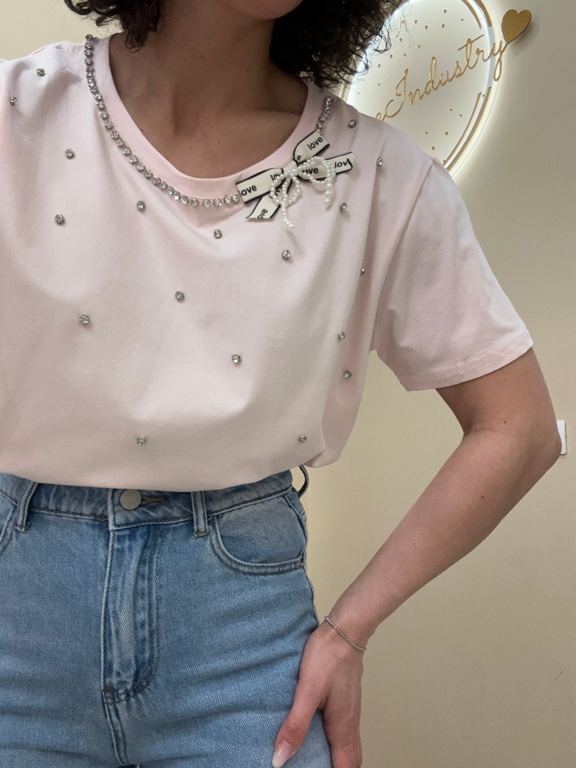T-shirt collana con fiocco e perle