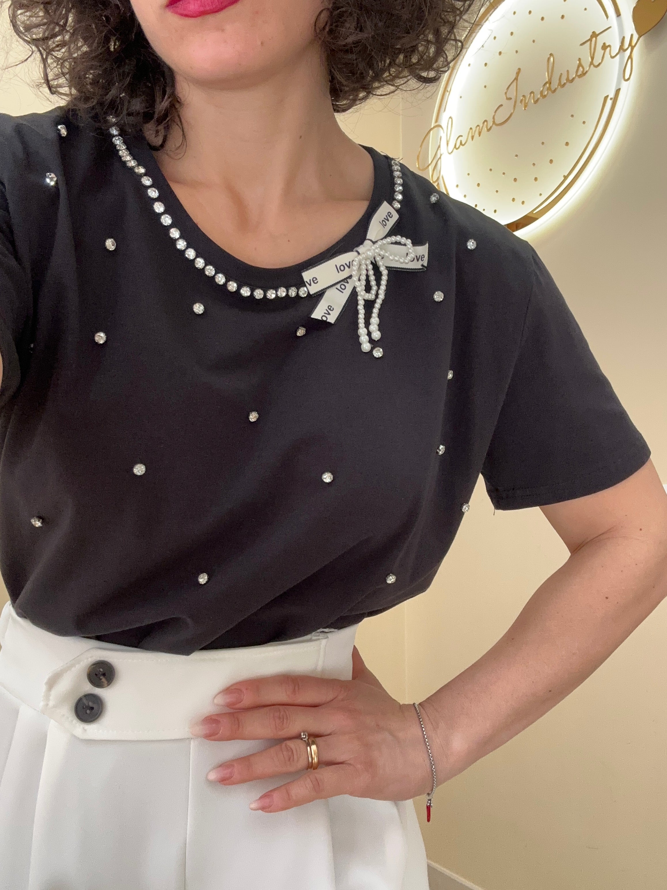 T-shirt collana con fiocco e perle