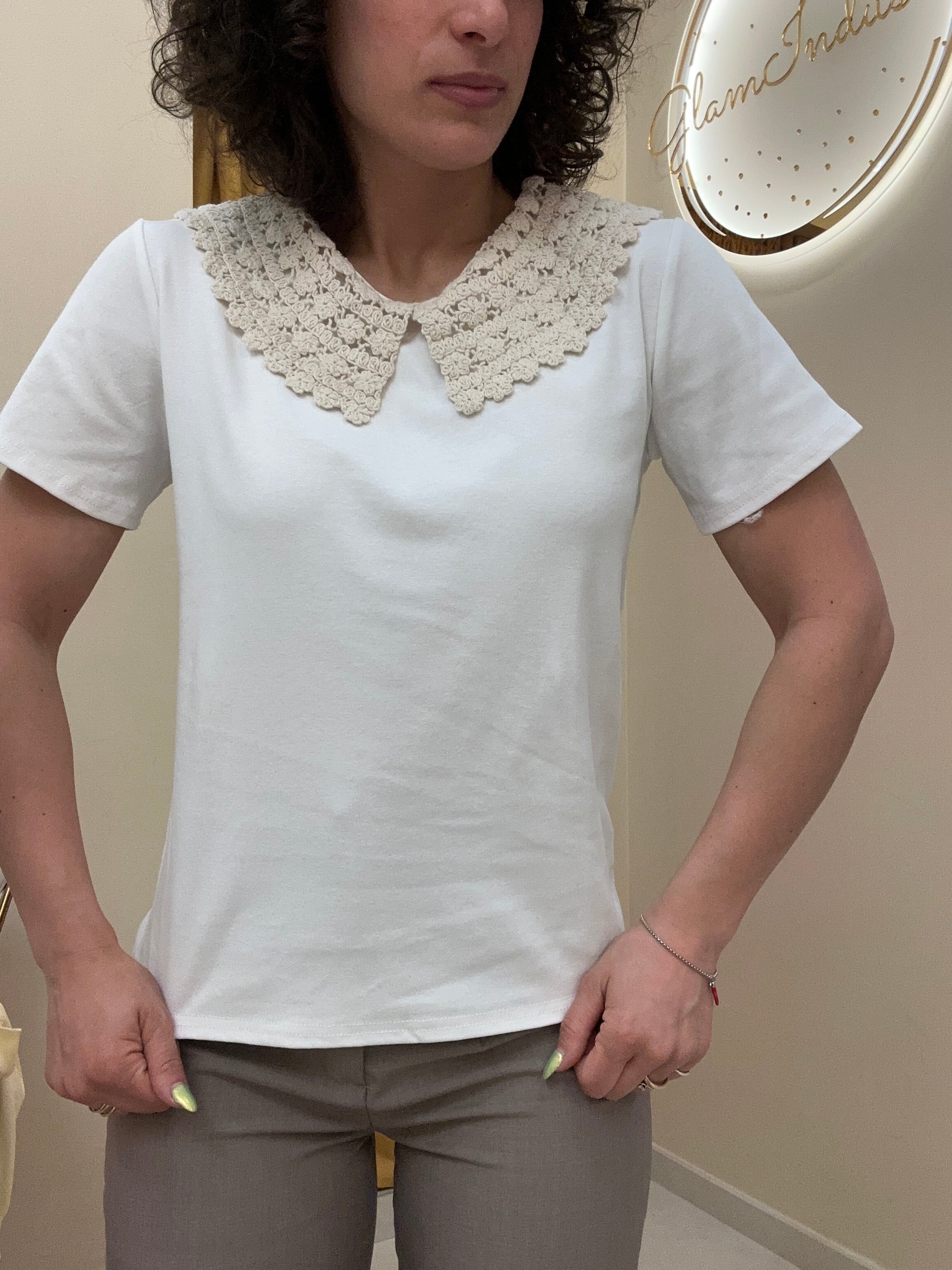 T-shirt con colletto ricamato