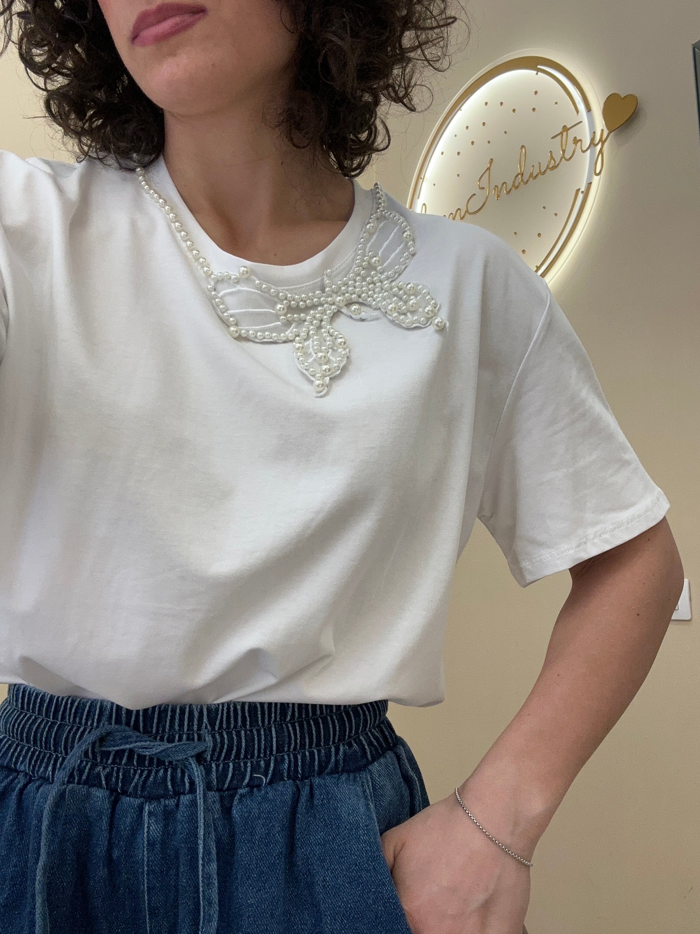 T-shirt collana a farfalla