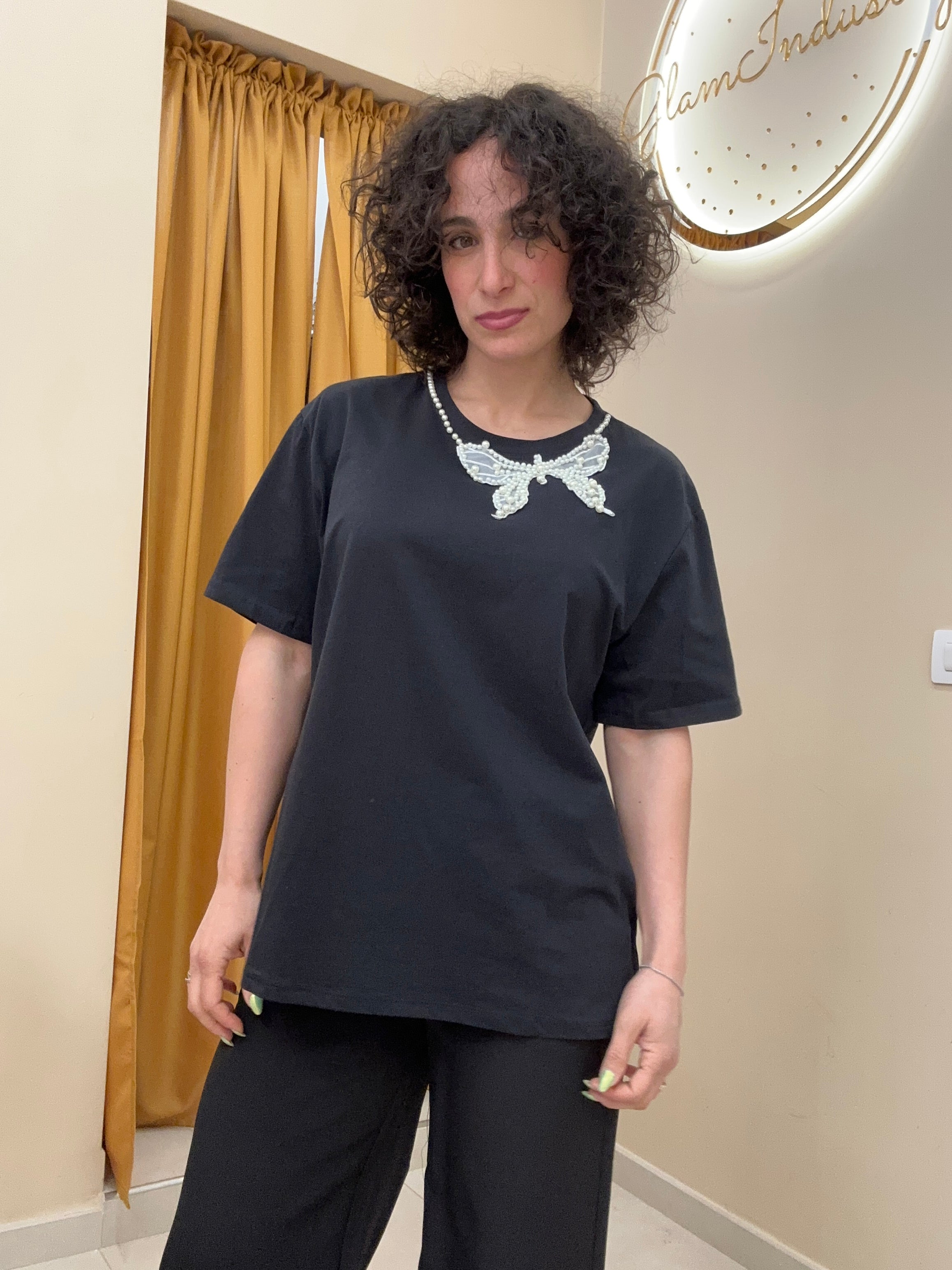 T-shirt collana a farfalla