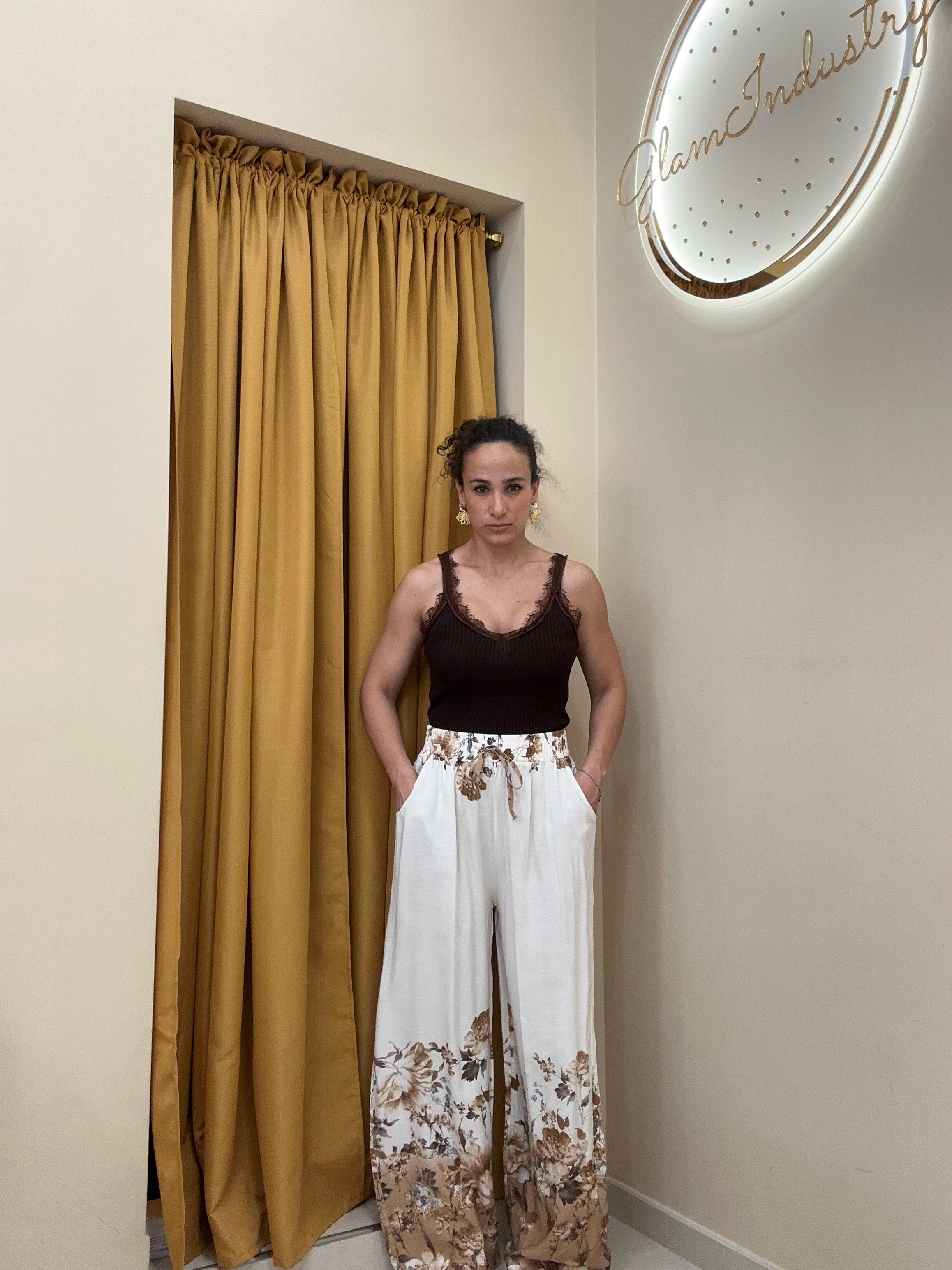 Pantalone dettaglio fiori MARRONE