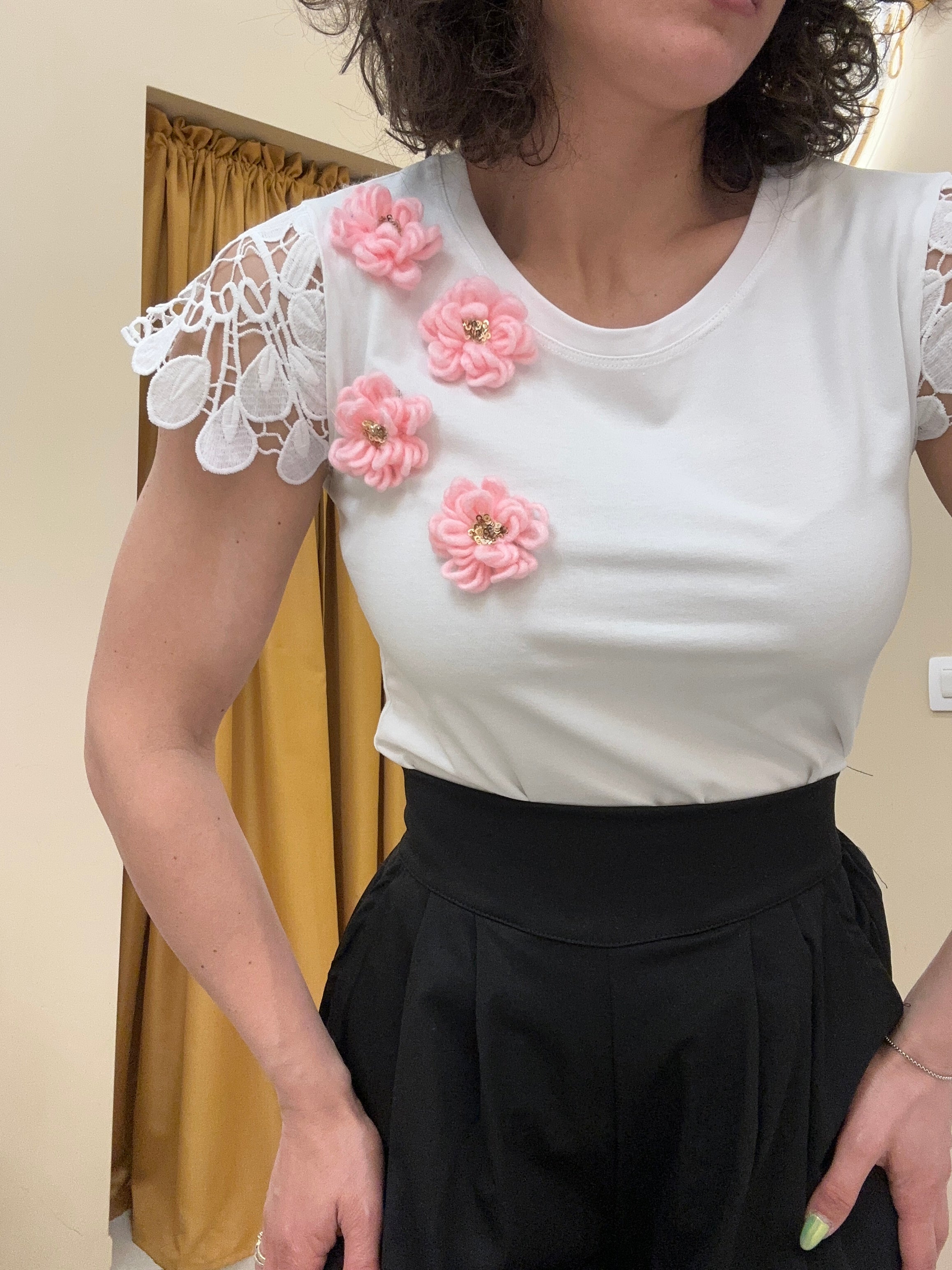 T-shirt bianca con fiori ROSA