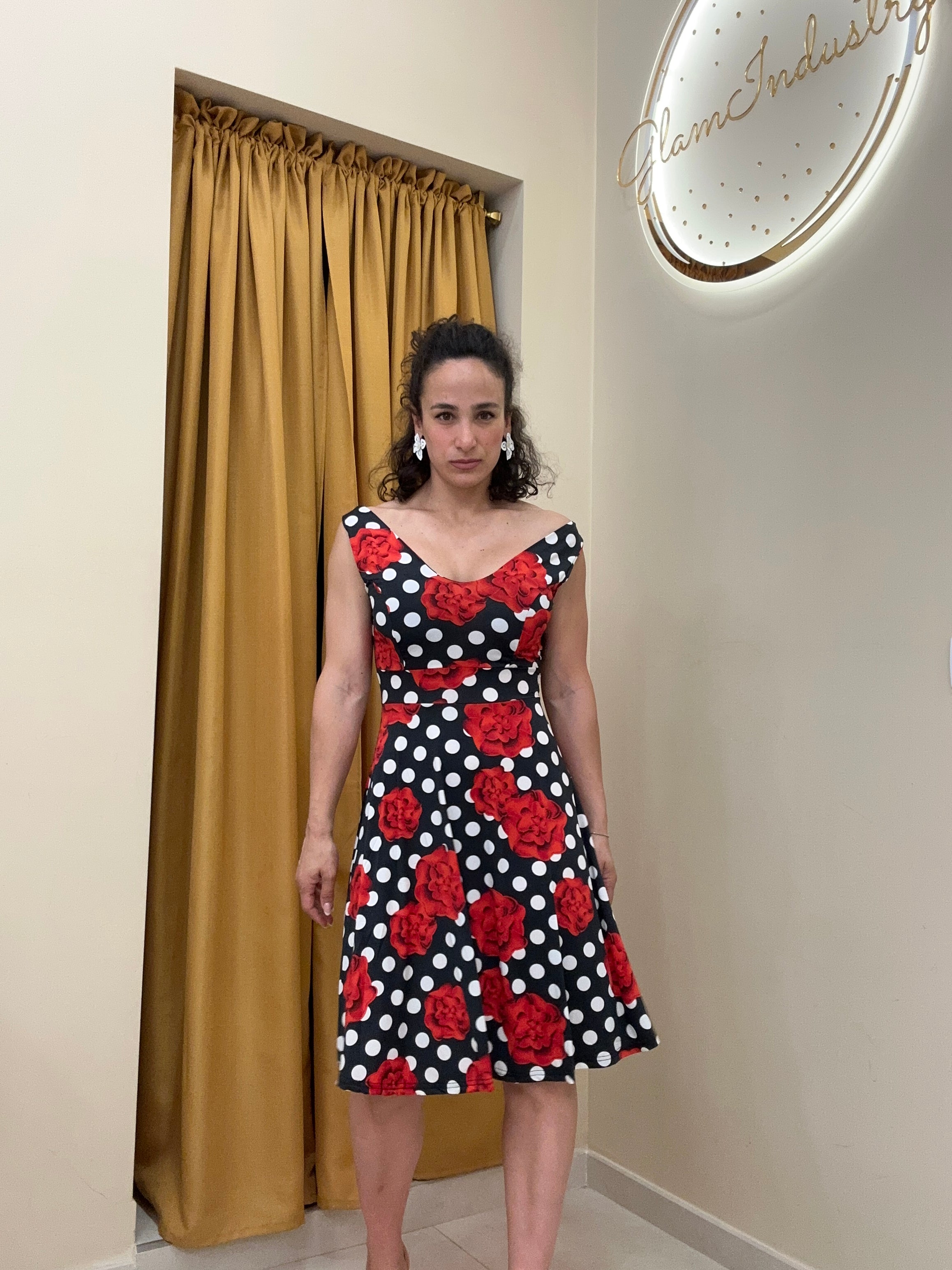 Abito rose rosse e pois