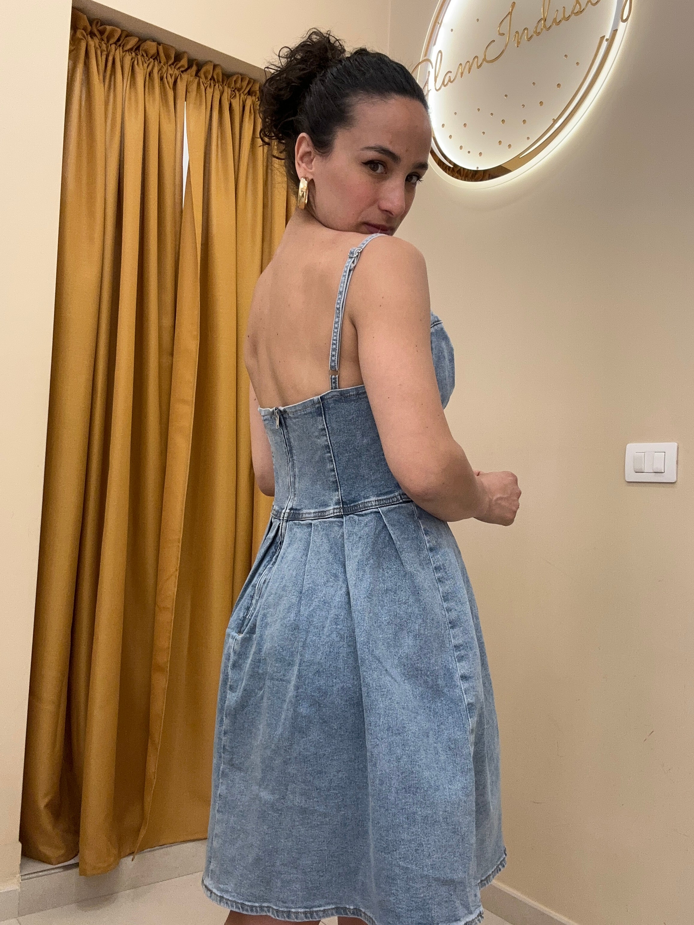 Abito in denim scollatura particolare