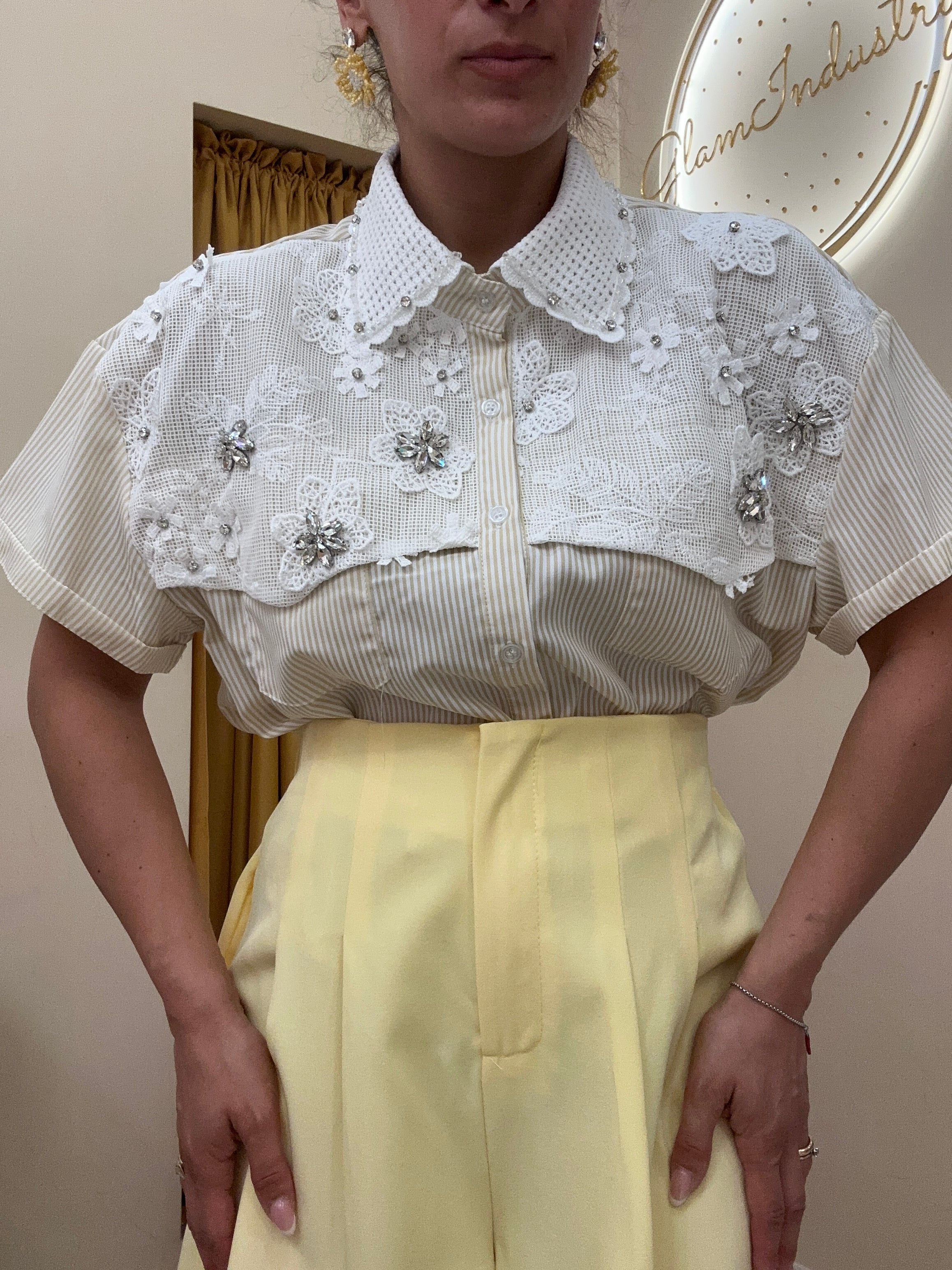 Camicia merletto e applicazioni