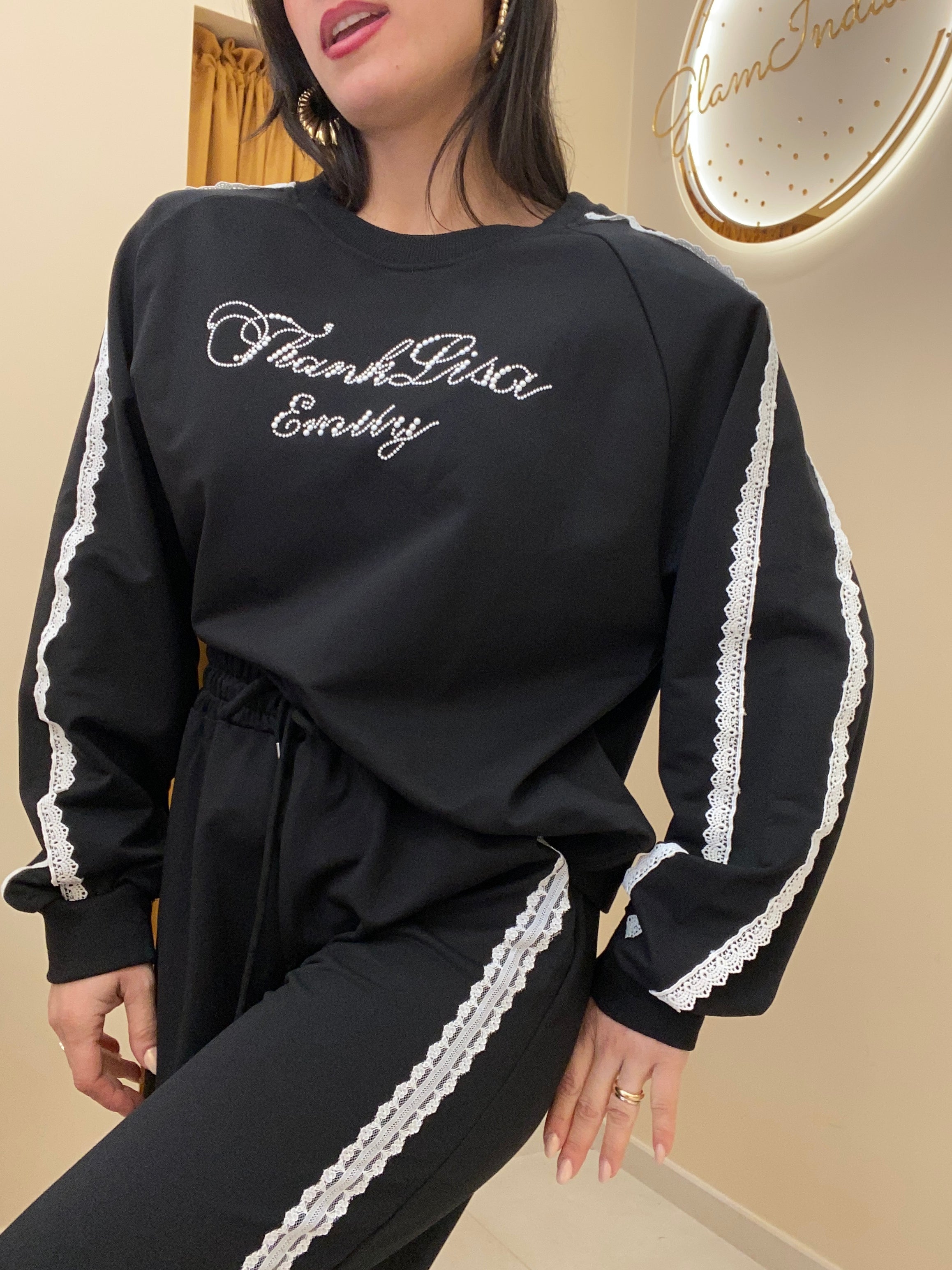 Tuta scritta delicata