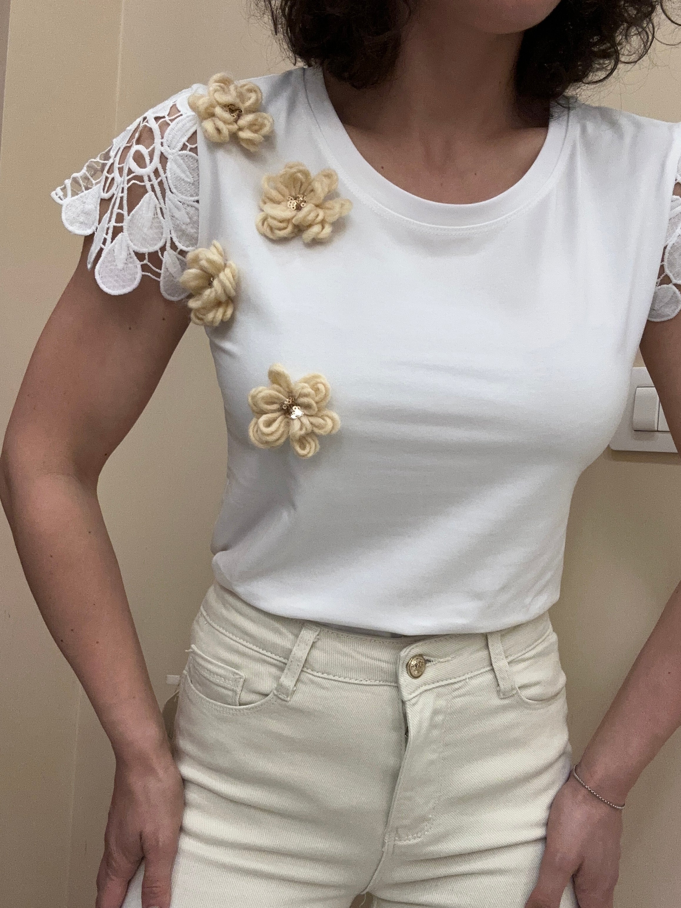 T-shirt bianca con fiori BEIGE