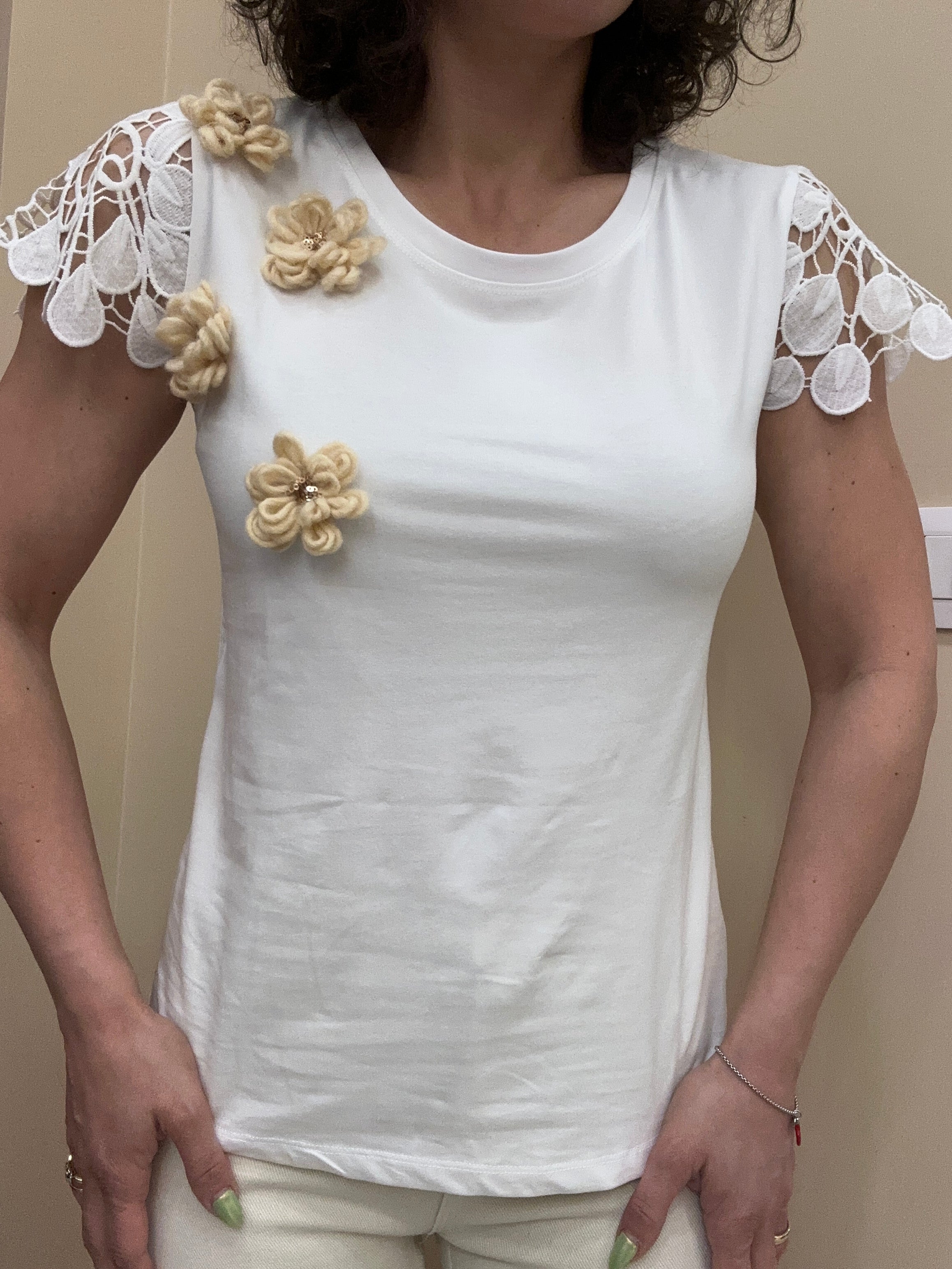 T-shirt bianca con fiori BEIGE