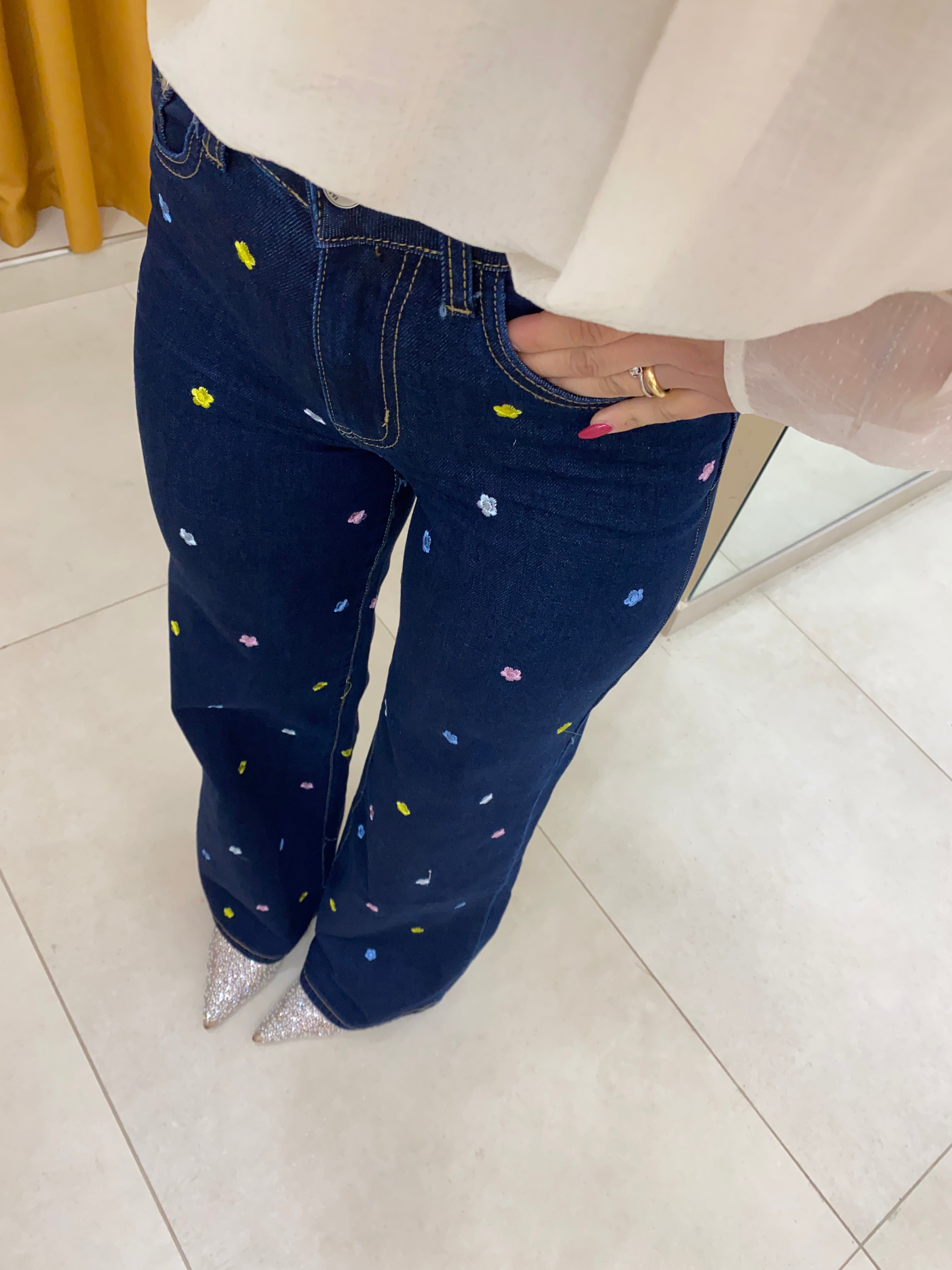 Jeans cascata di fiori