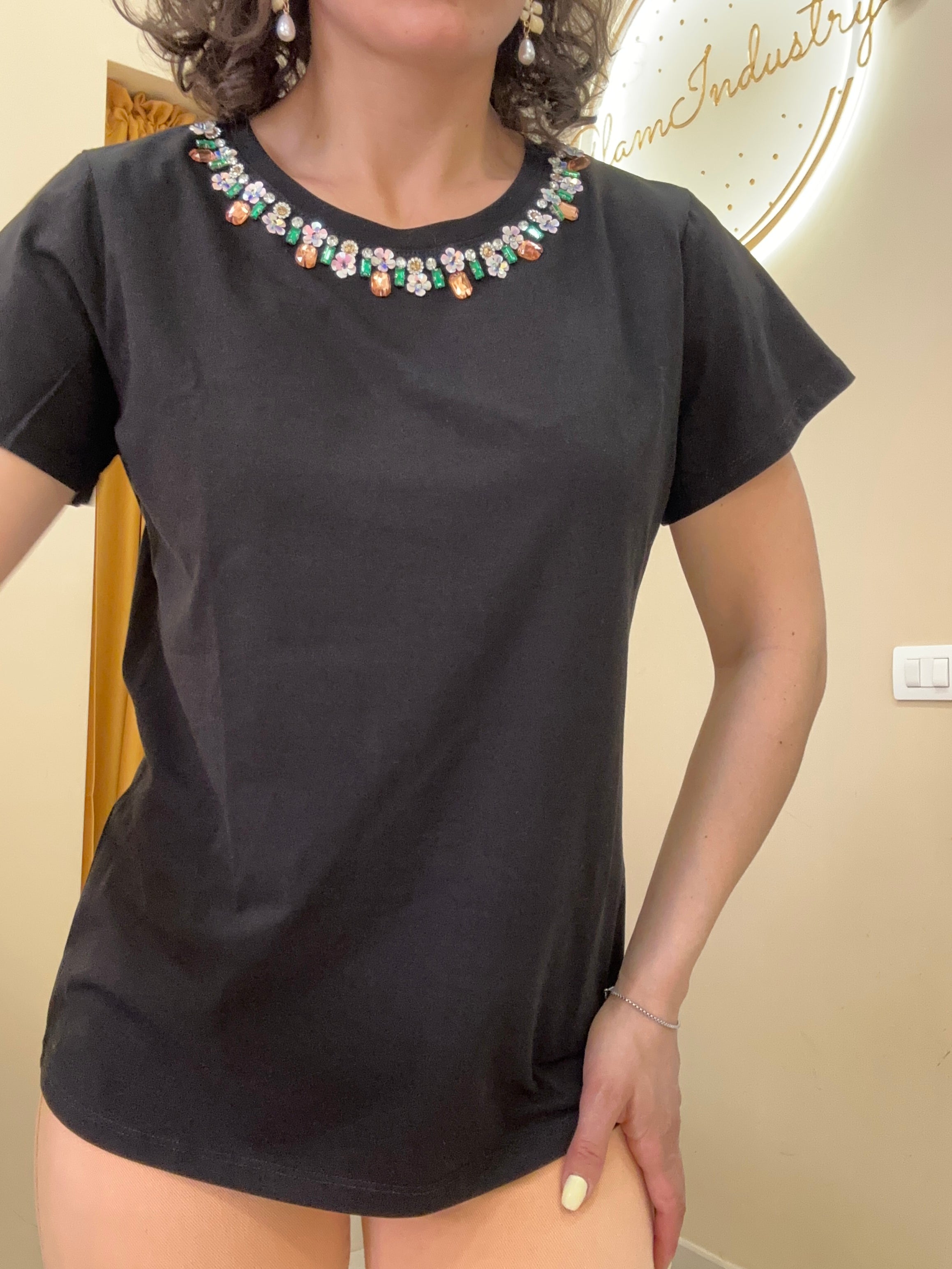 T-shirt collana particolare