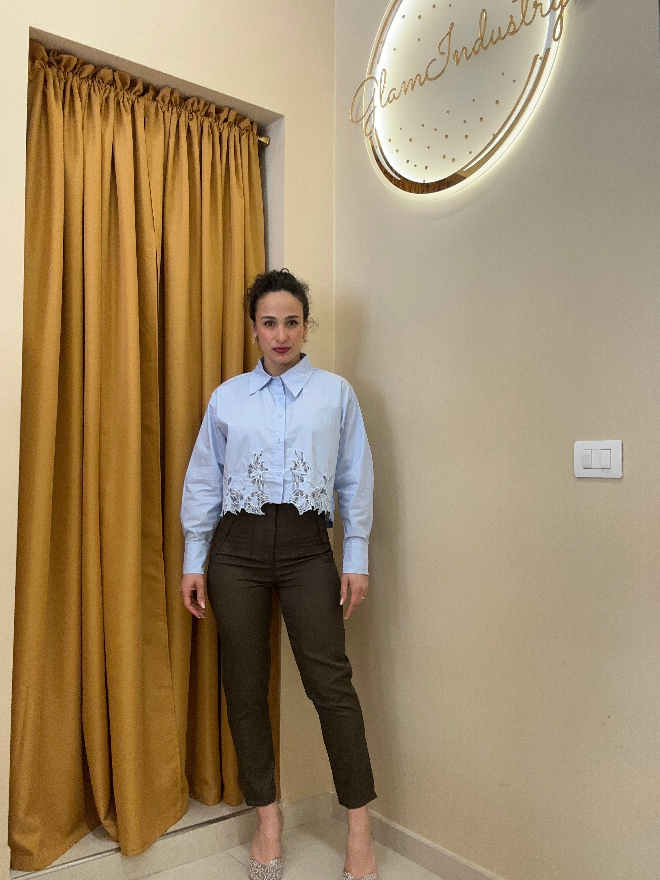 Camicia crop con merletto celeste