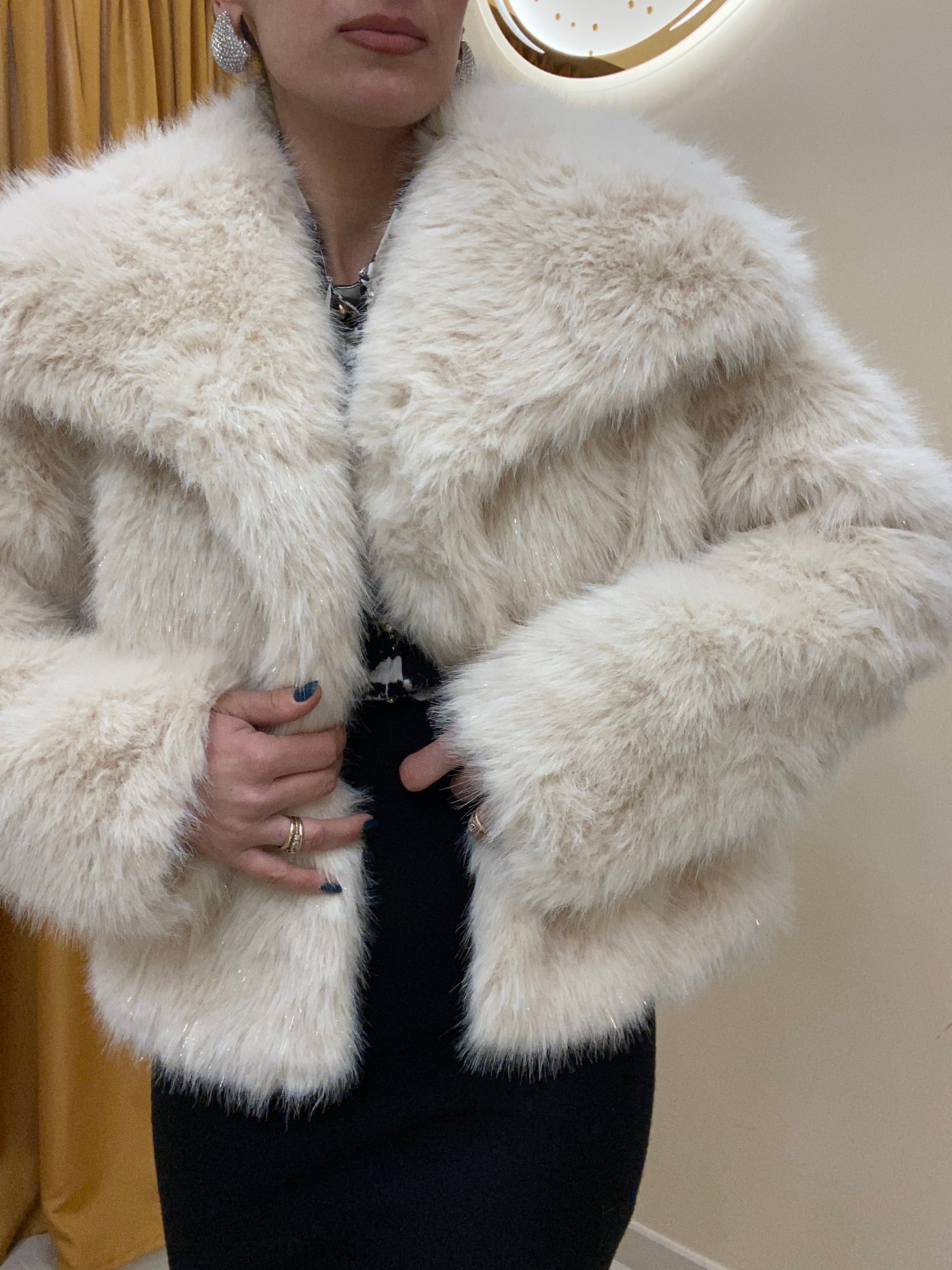 Eco pelliccia con dettaglio il lurex beige chiaro