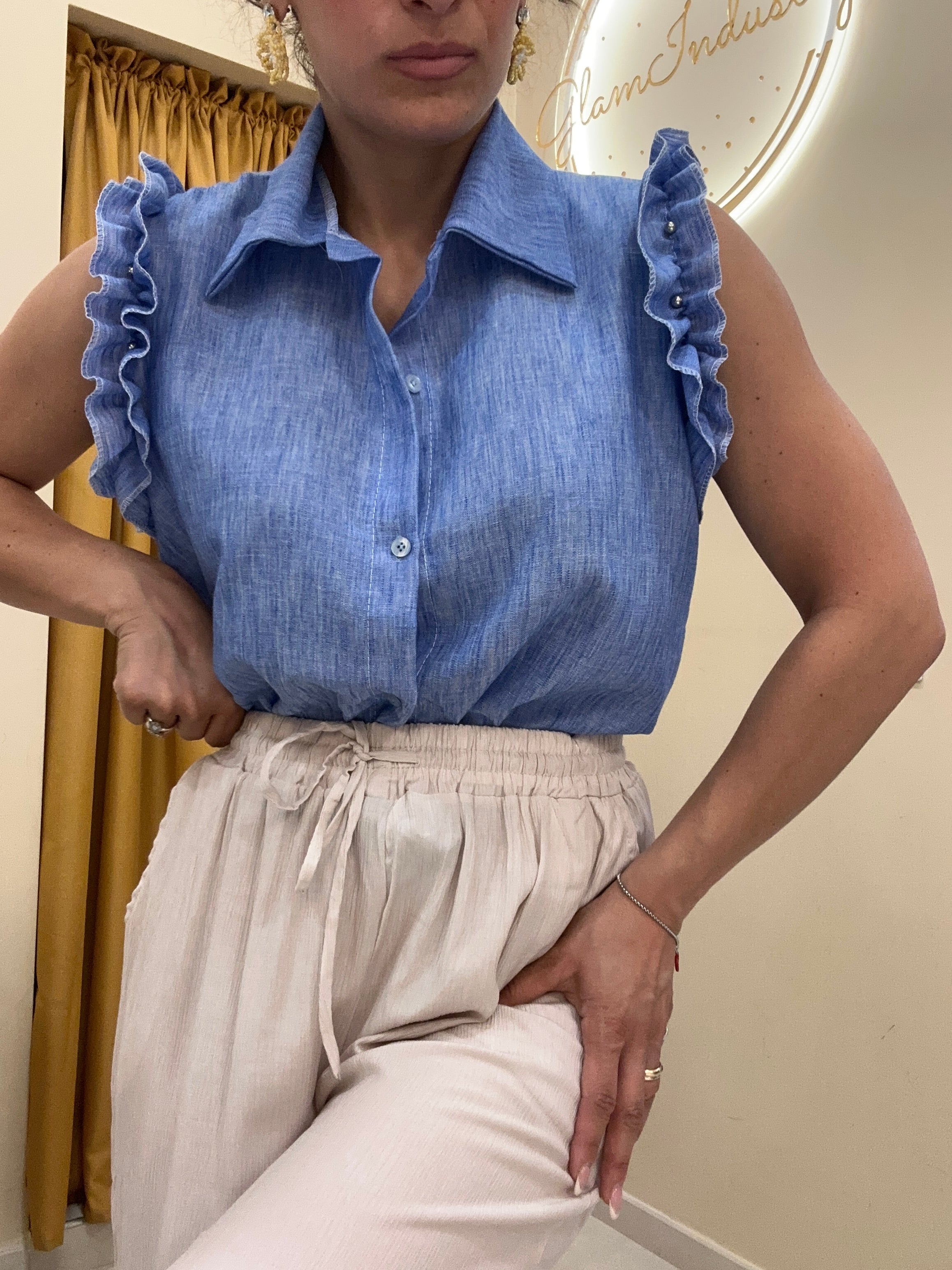 Camicia rouches e borchie sulle spalle
