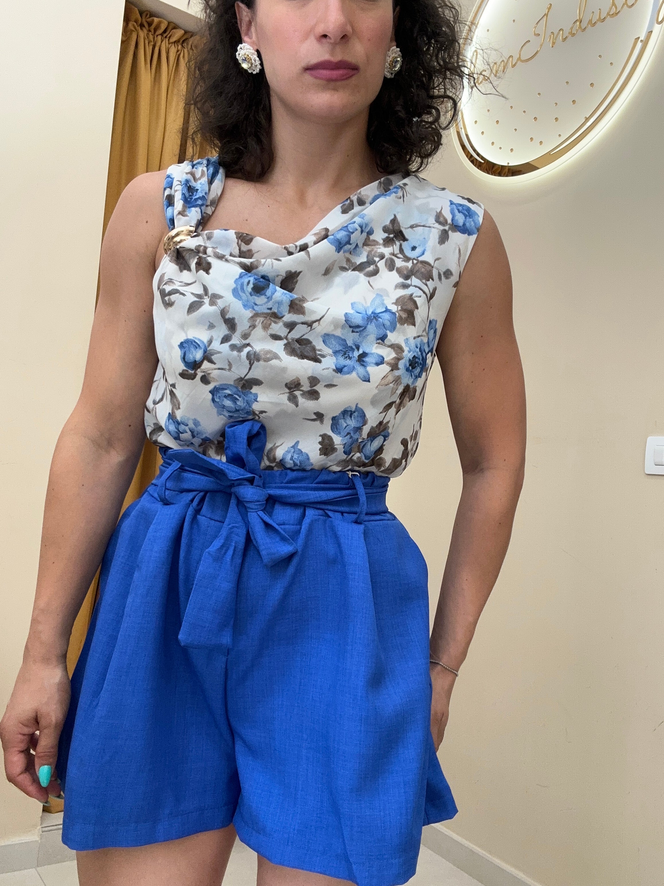 Short elastico in vita con fiocco