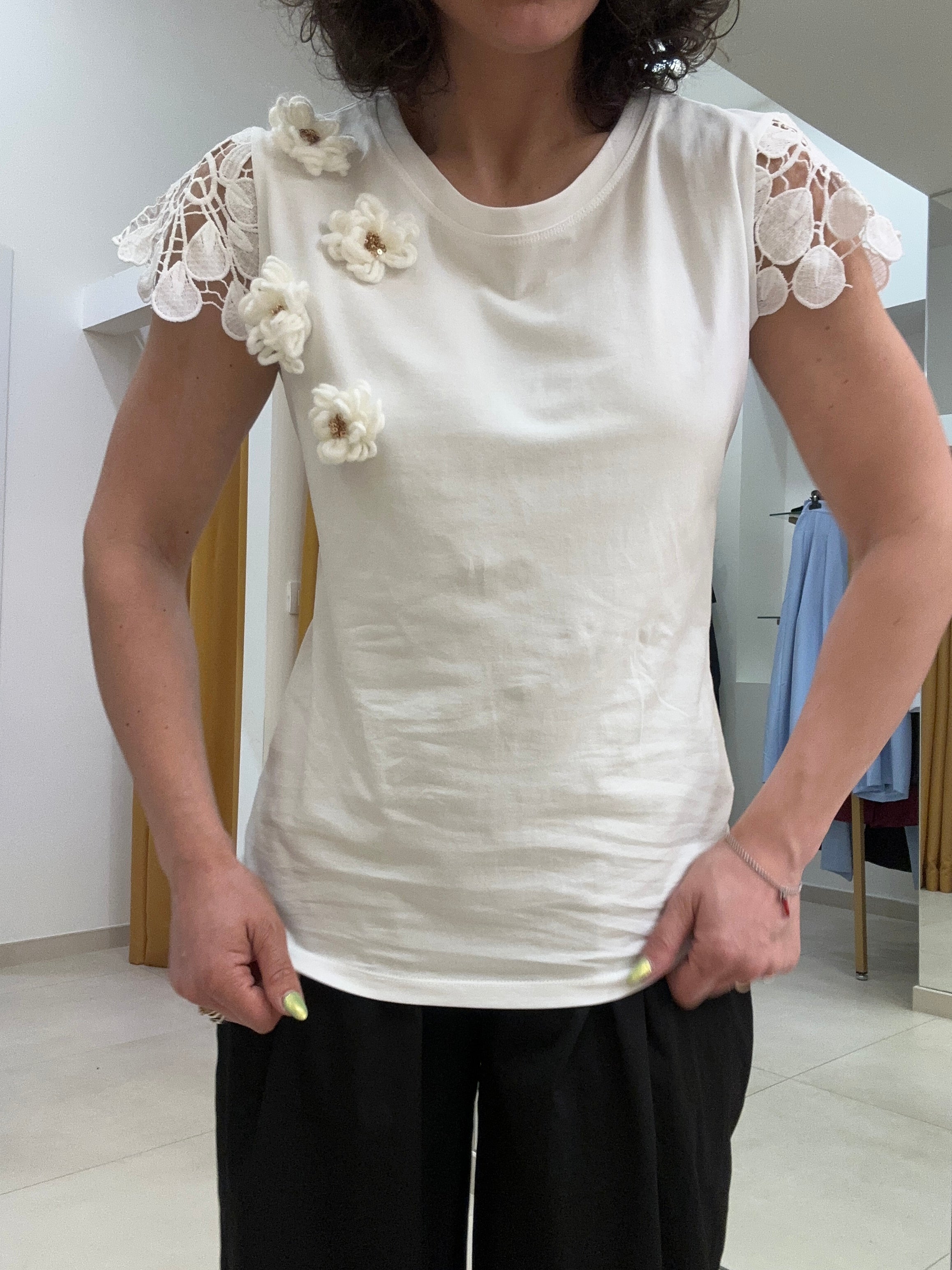 T-shirt bianca con fiori bianchi