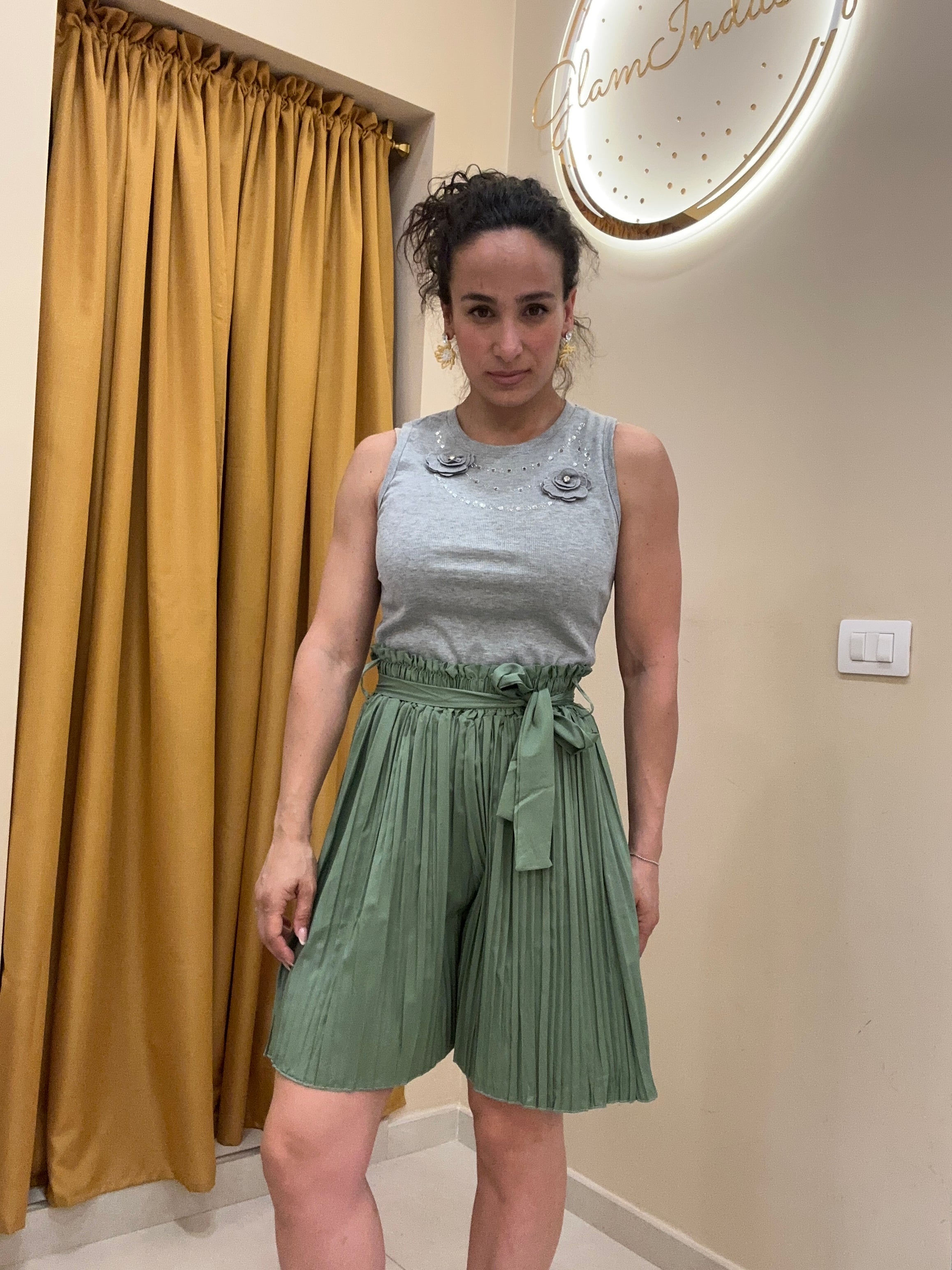 Short monocolore plissettato