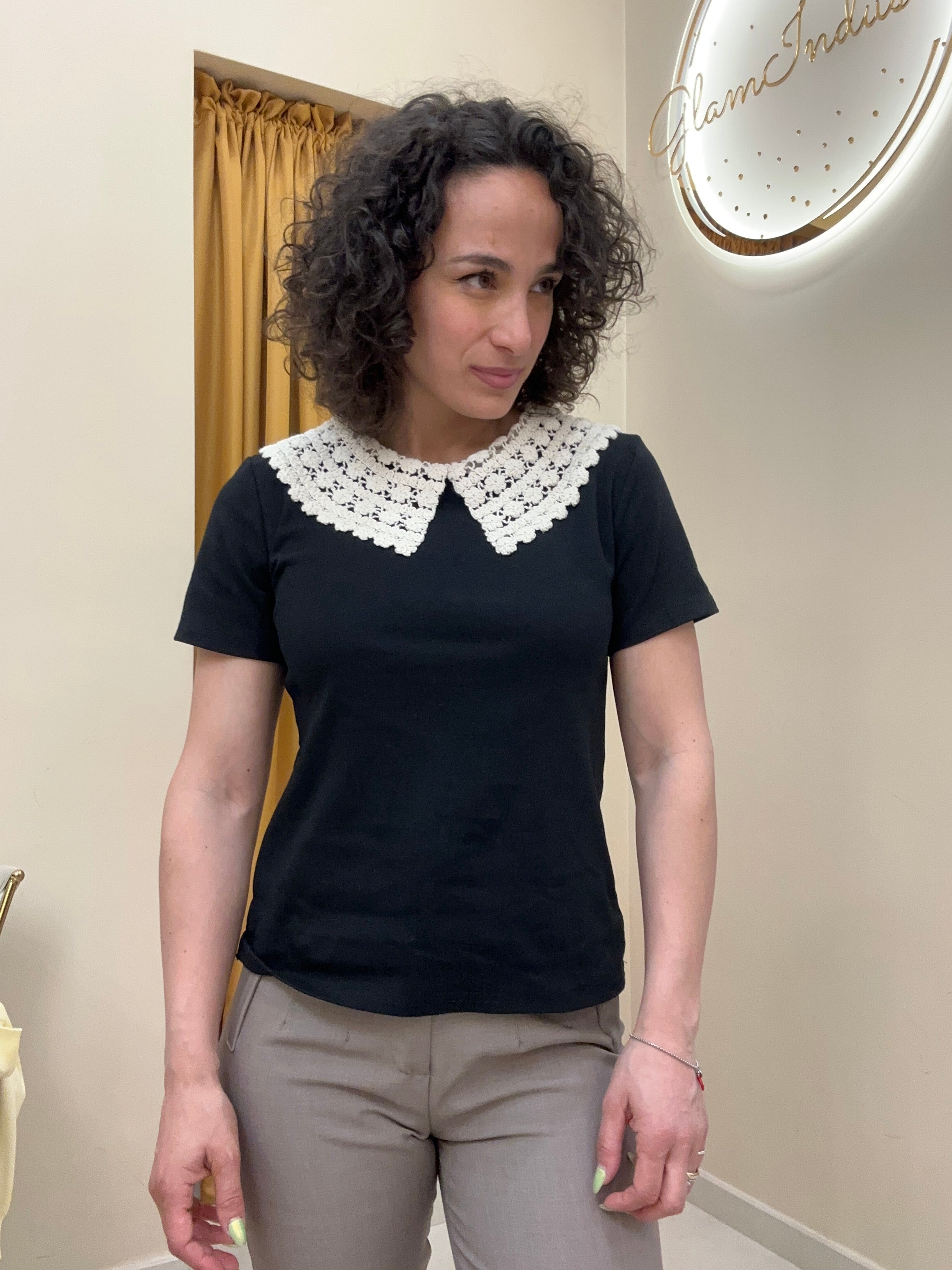 T-shirt con colletto ricamato