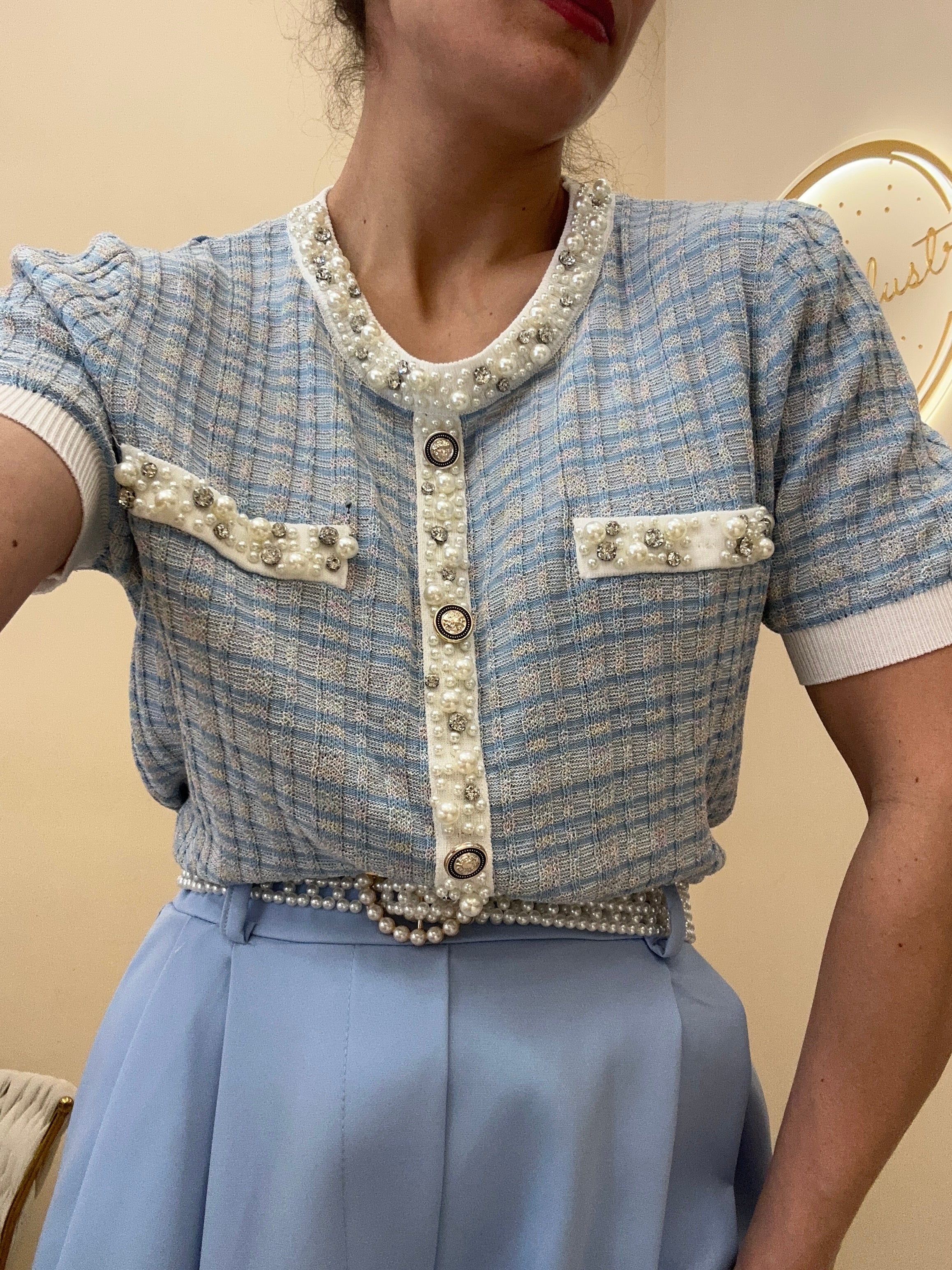 Maglia Celeste bonbon filo leggera con applicazioni